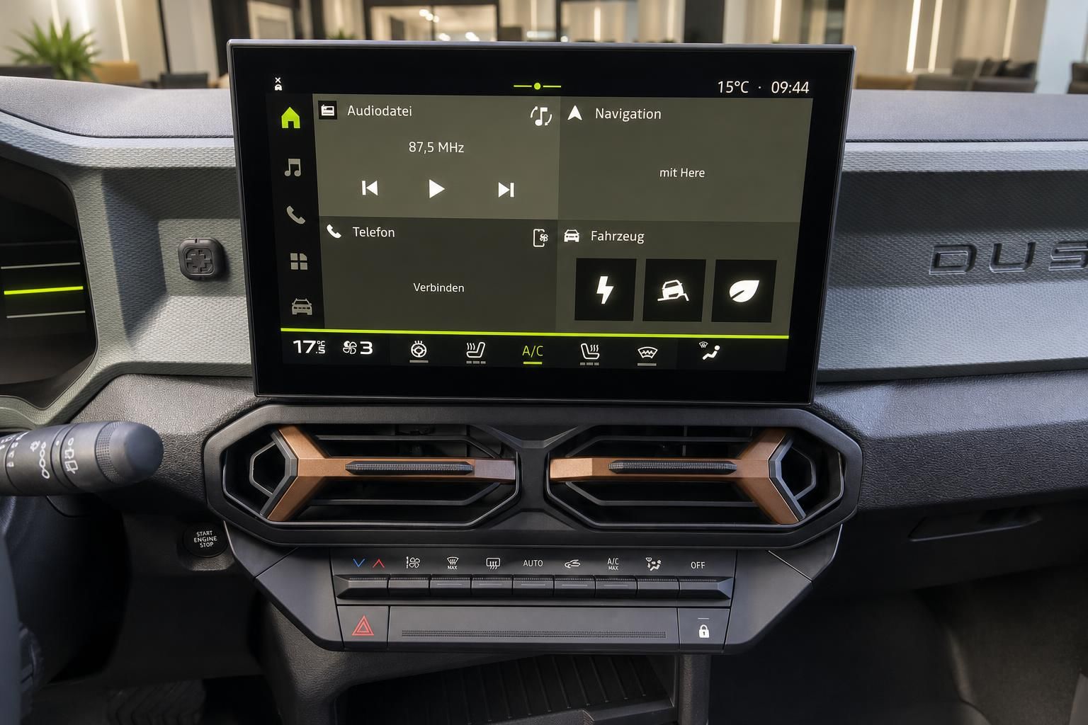 Infotainment-Display mit Navigation und Klimasteuerung im Dacia Duster