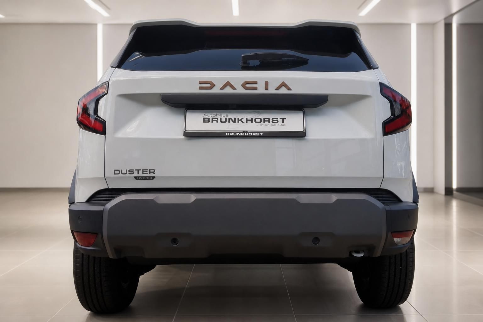 Dacia Duster Hybrid weiß Heckansicht mit Kennzeichenhalter