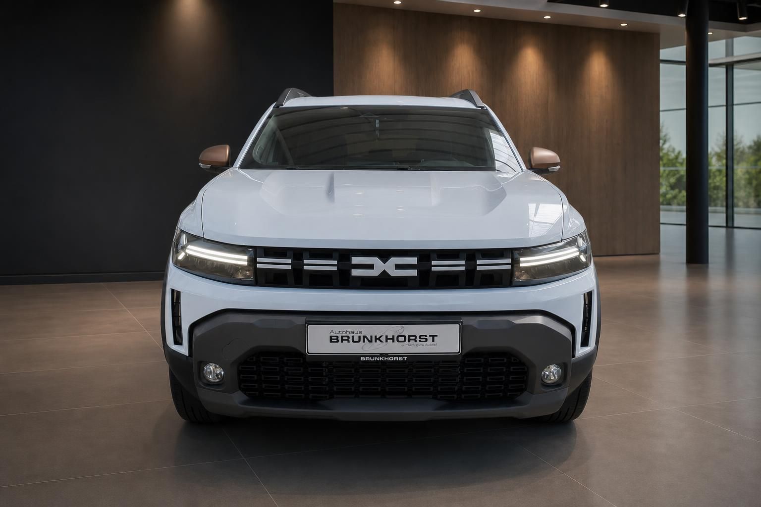 Dacia Duster weiß Frontansicht im Autohaus Showroom
