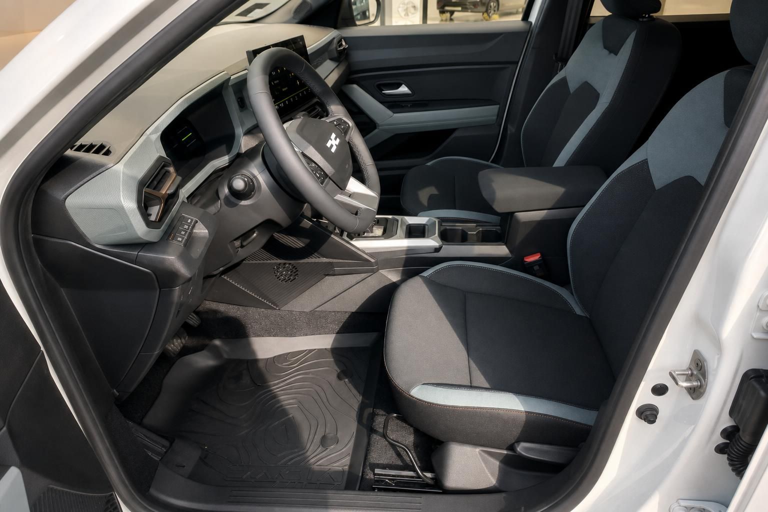 Dacia Duster Innenraum Cockpit und Vordersitze Ansicht