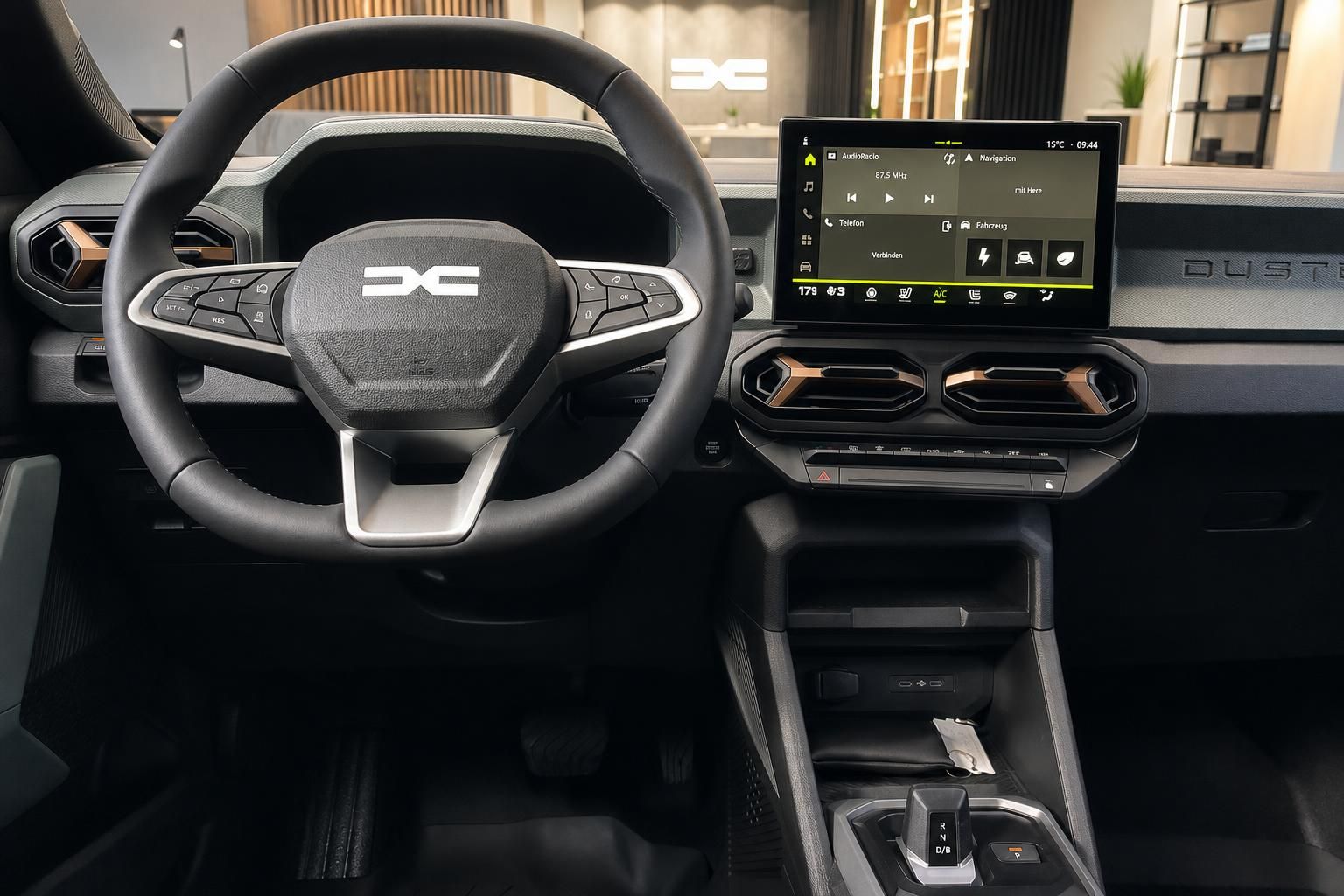 Dacia Duster Cockpit mit Lenkrad und Touchscreen Infotainment im Innenraum