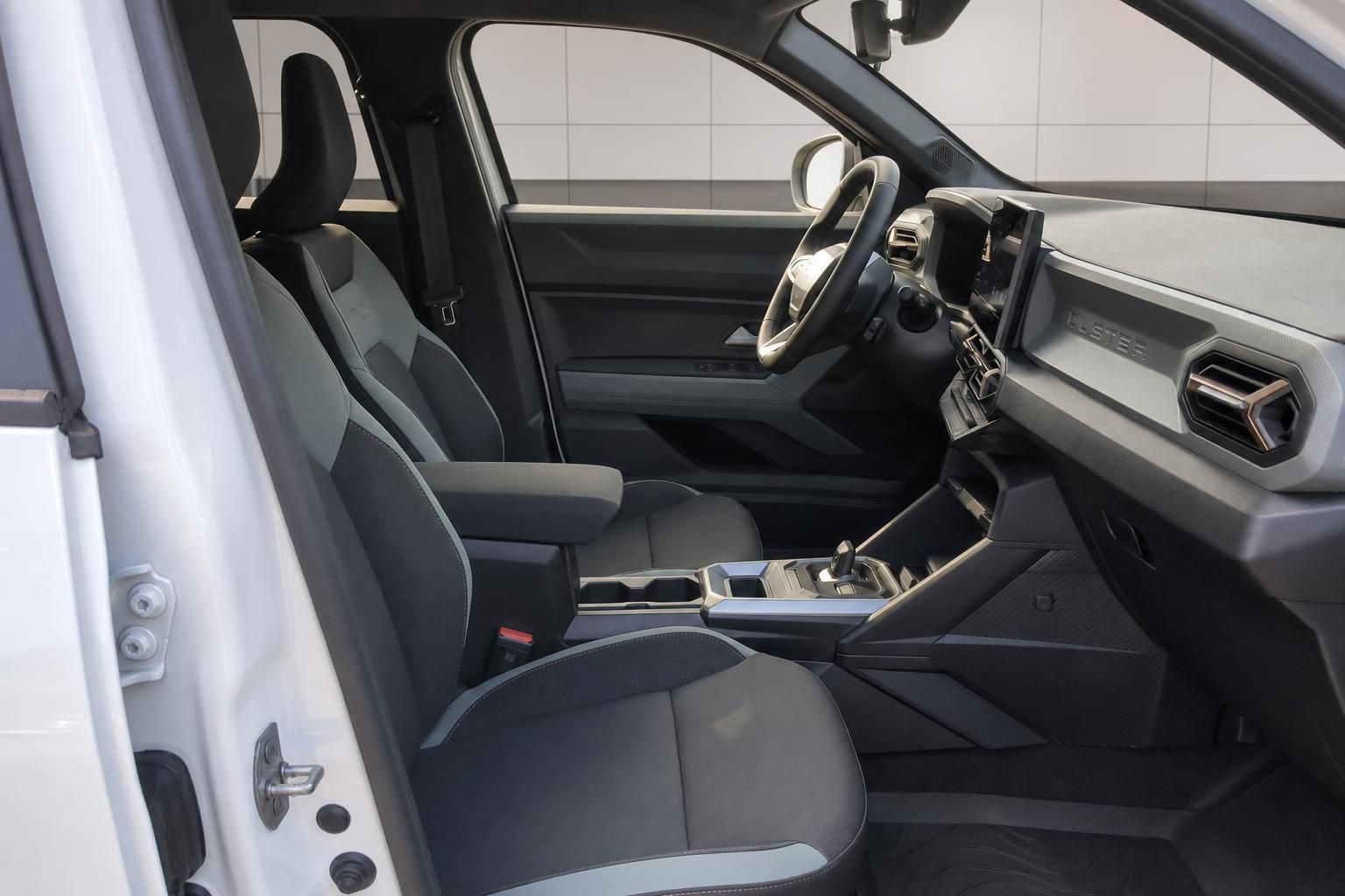 Dacia Duster Innenraum Armaturenbrett und Sitze Detail