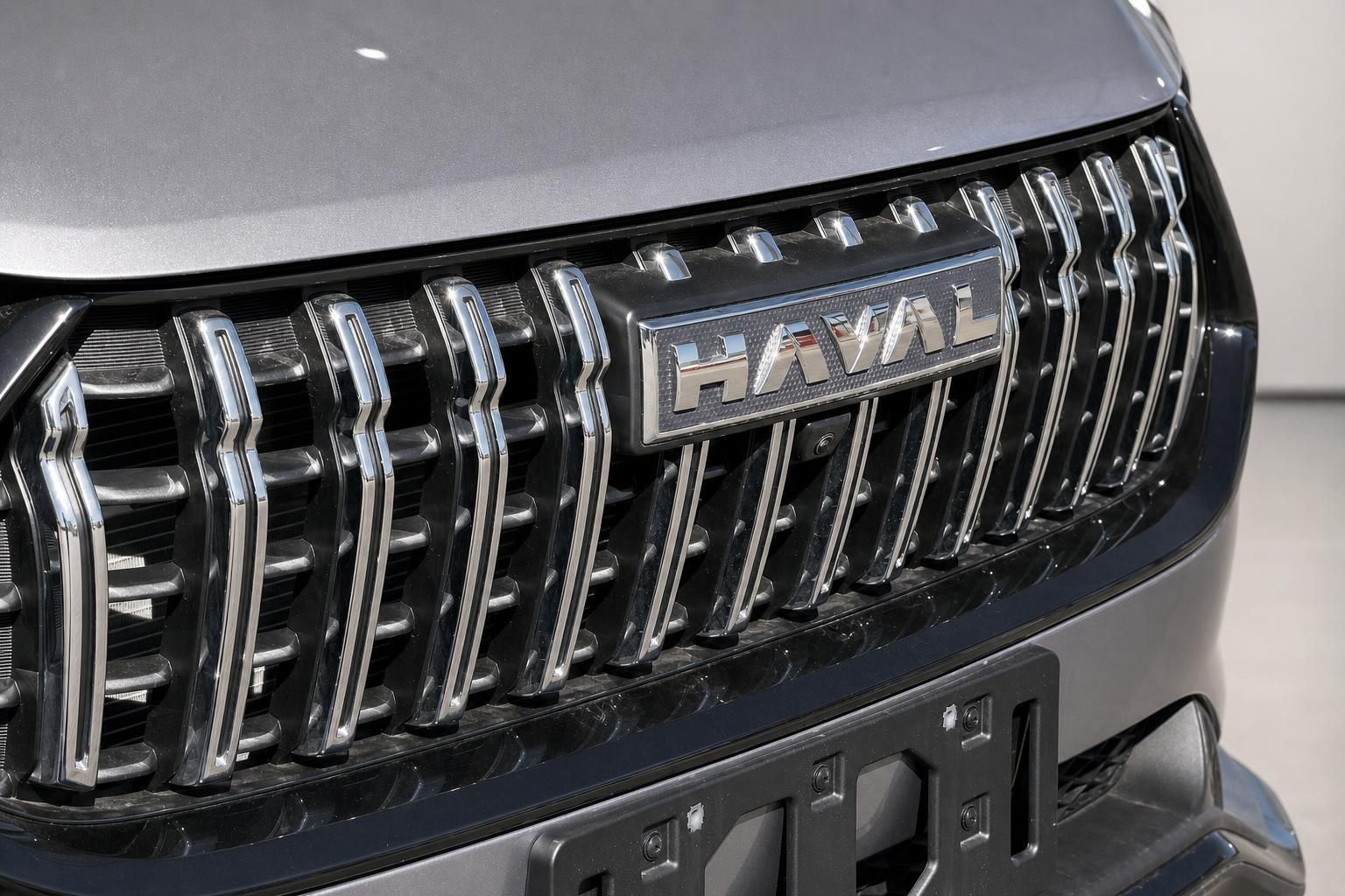 Haval Jolion Pro Kühlergrill Detailaufnahme mit Haval Emblem und Chromstreben