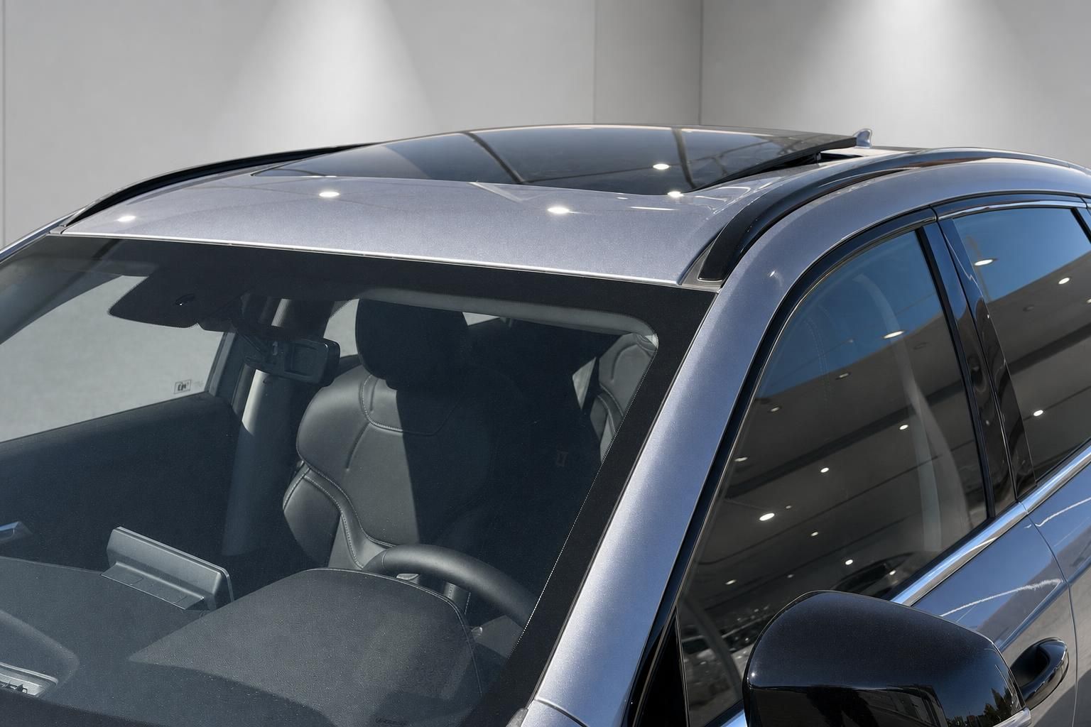 GWM Haval Jolion Pro SUV Panoramadach und Dachpartie Detailaufnahme im Autohaus
