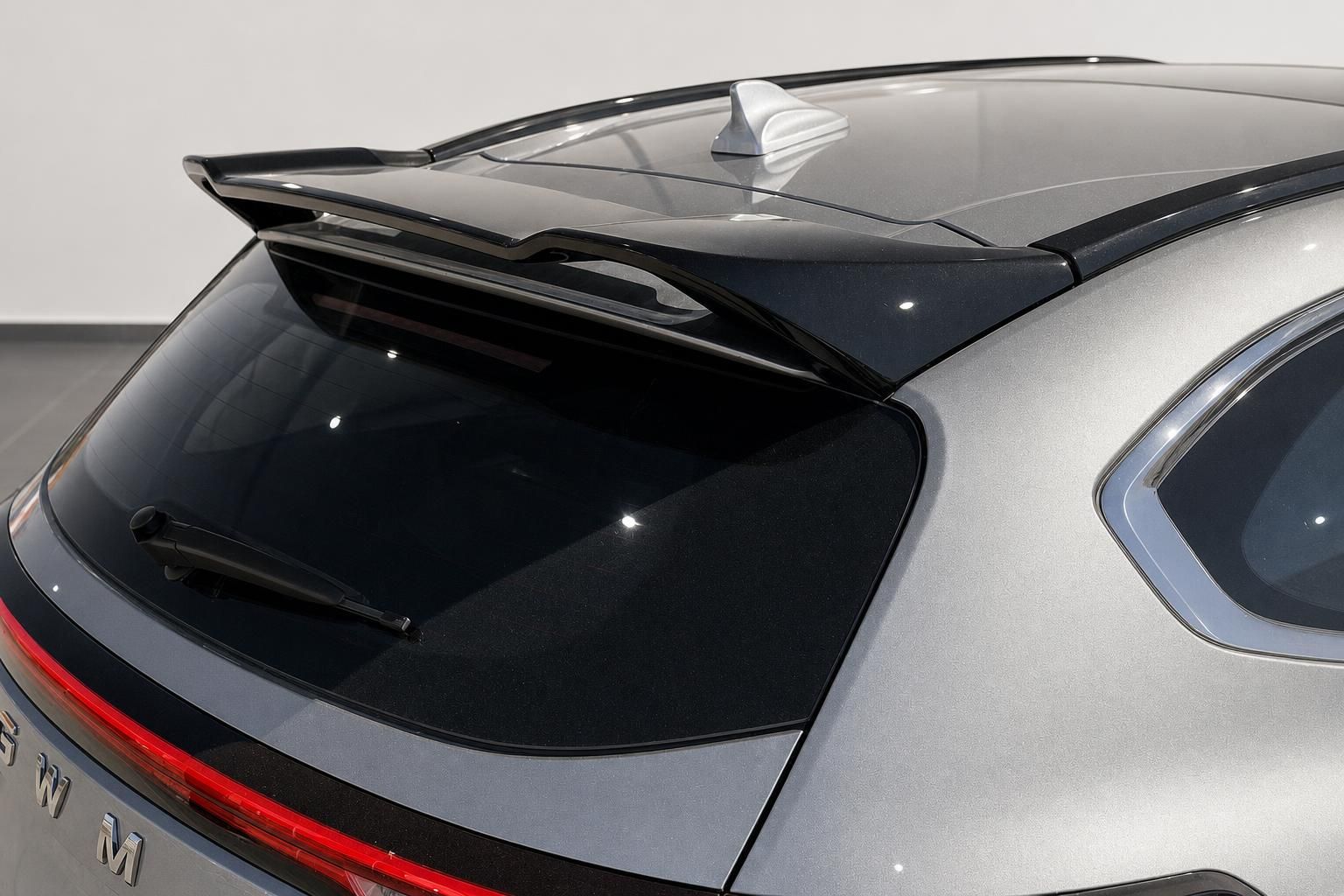 Detailaufnahme Dachspoiler und Heckscheibe eines grauen SUV mit Heckklappe