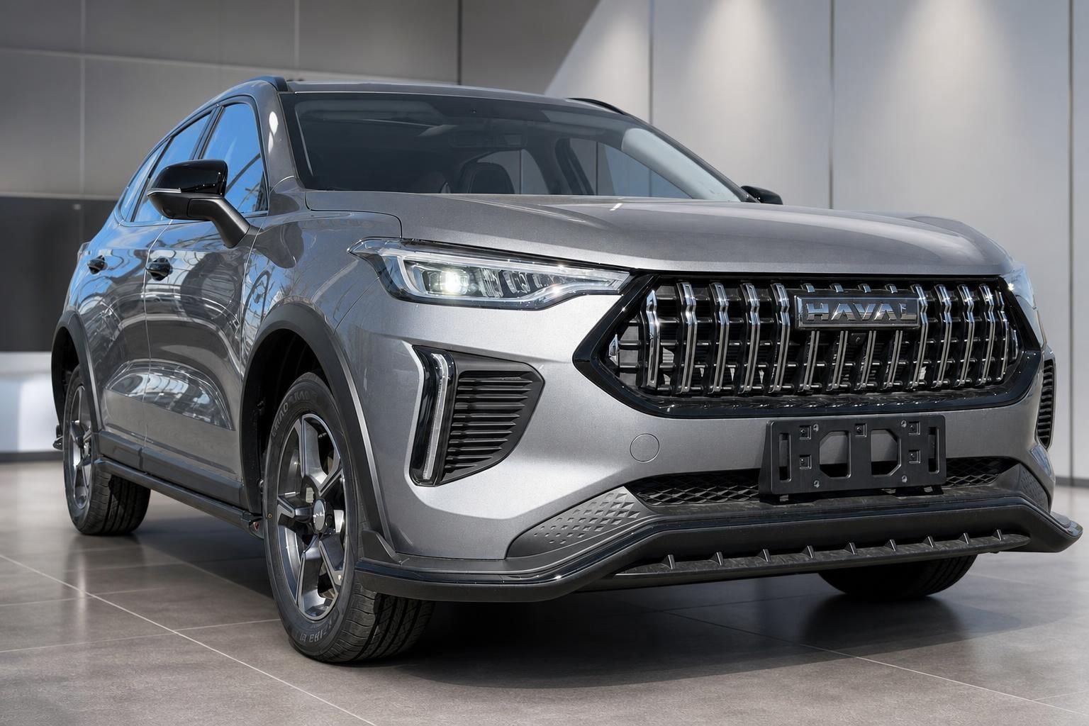 Haval Jolion Pro SUV grau Frontansicht schräg im Autohaus mit LED-Scheinwerfern