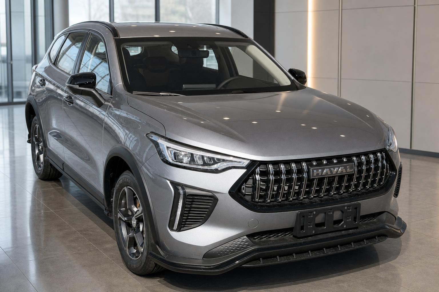 Haval SUV grau metallic Frontansicht schräg im Autohaus Showroom