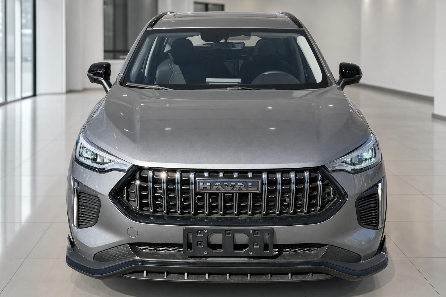 Haval Jolion Pro SUV grau direkte Frontansicht mit großem Kühlergrill im Autohaus