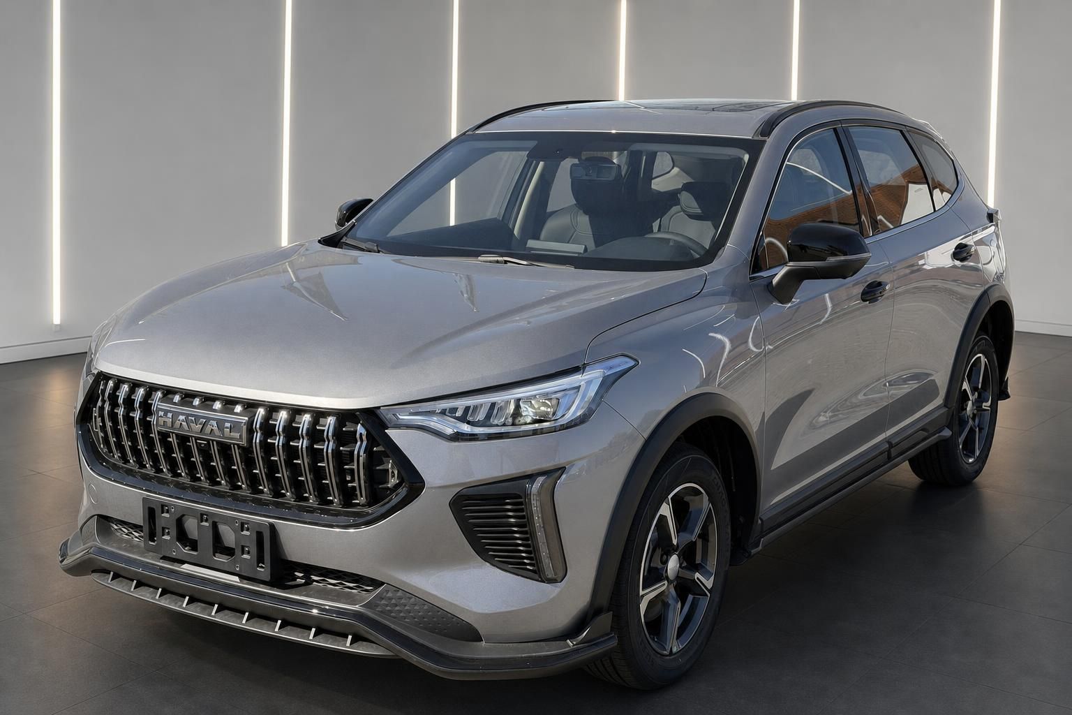 Haval Jolion Pro SUV grau Frontansicht schräg mit Panoramadach im Ausstellungsraum