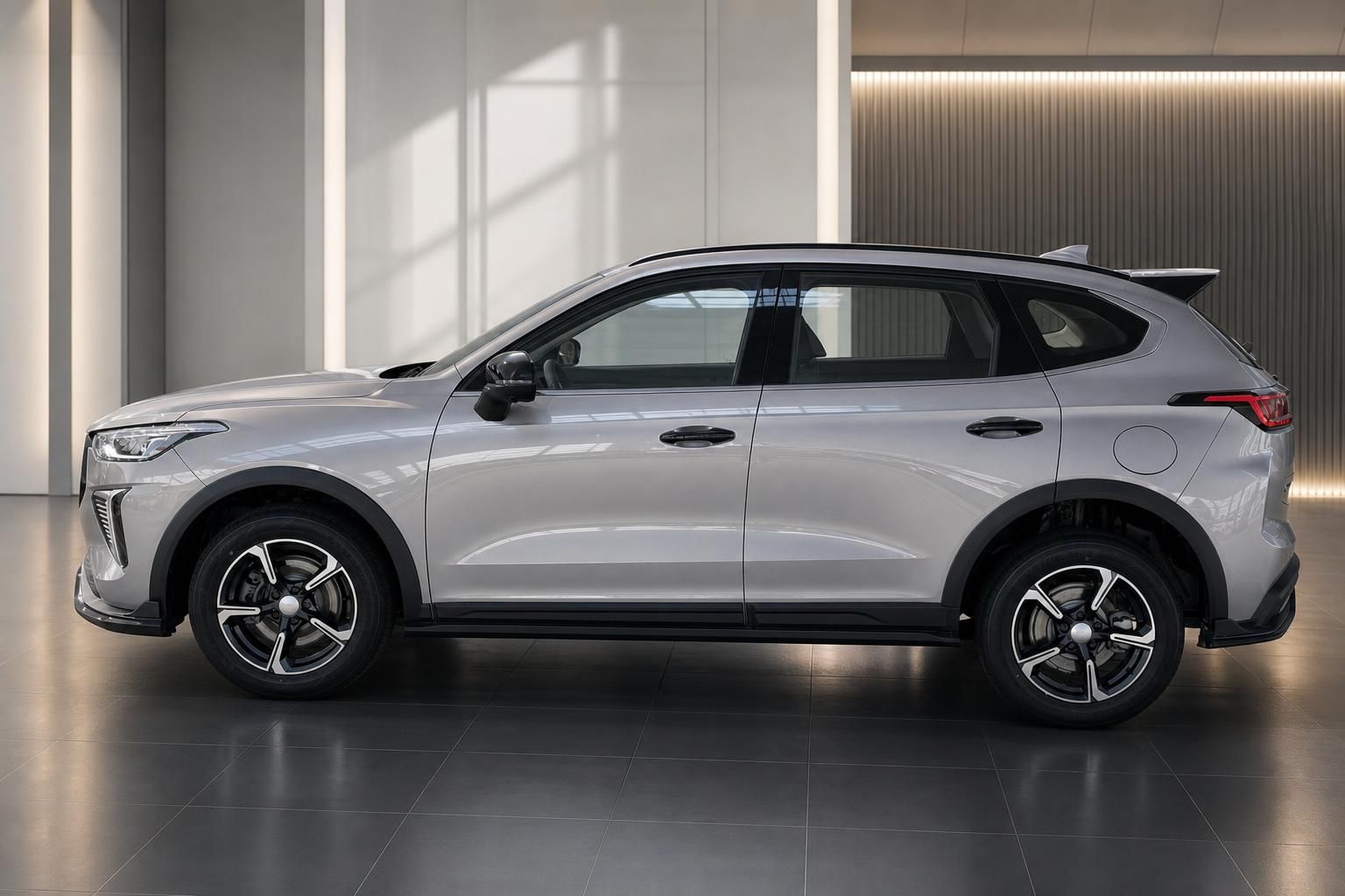 Haval Jolion Pro SUV silber Seitenansicht im Showroom mit Leichtmetallfelgen
