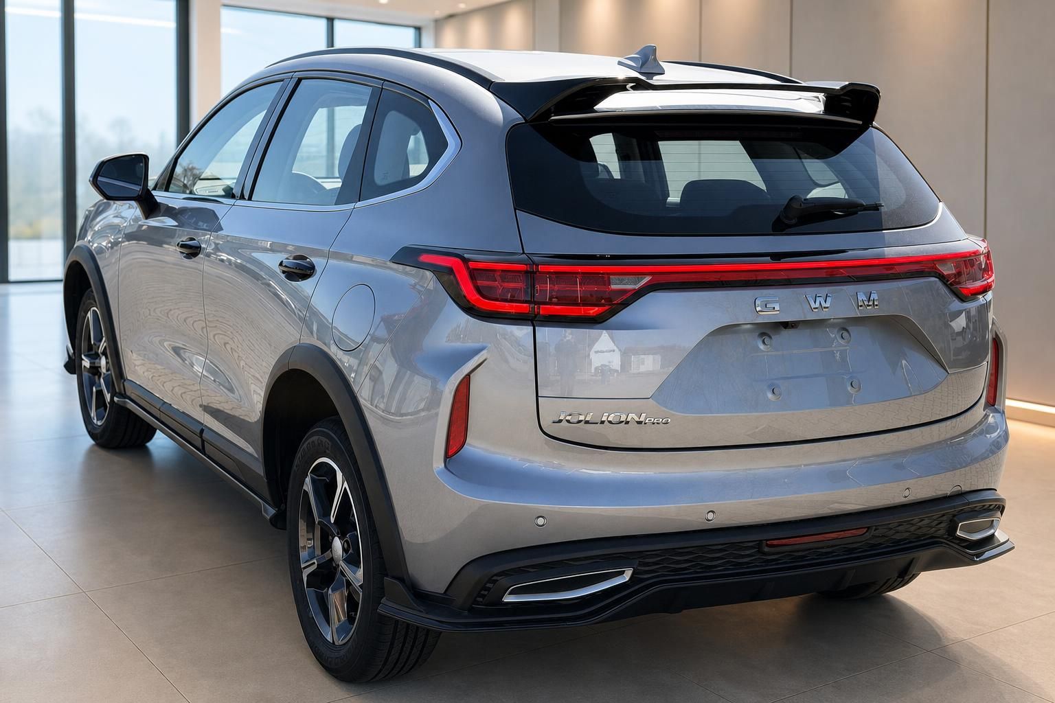GWM Haval Jolion Pro SUV grau Heckansicht mit LED-Rückleuchten im Showroom