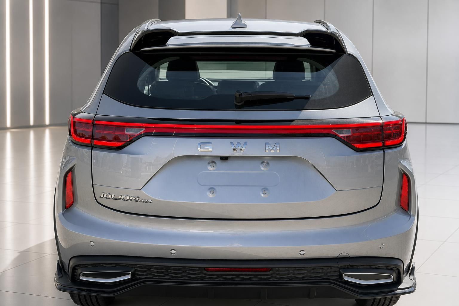 GWM Haval Jolion Pro SUV silber Heckansicht mit LED-Rückleuchten im Showroom