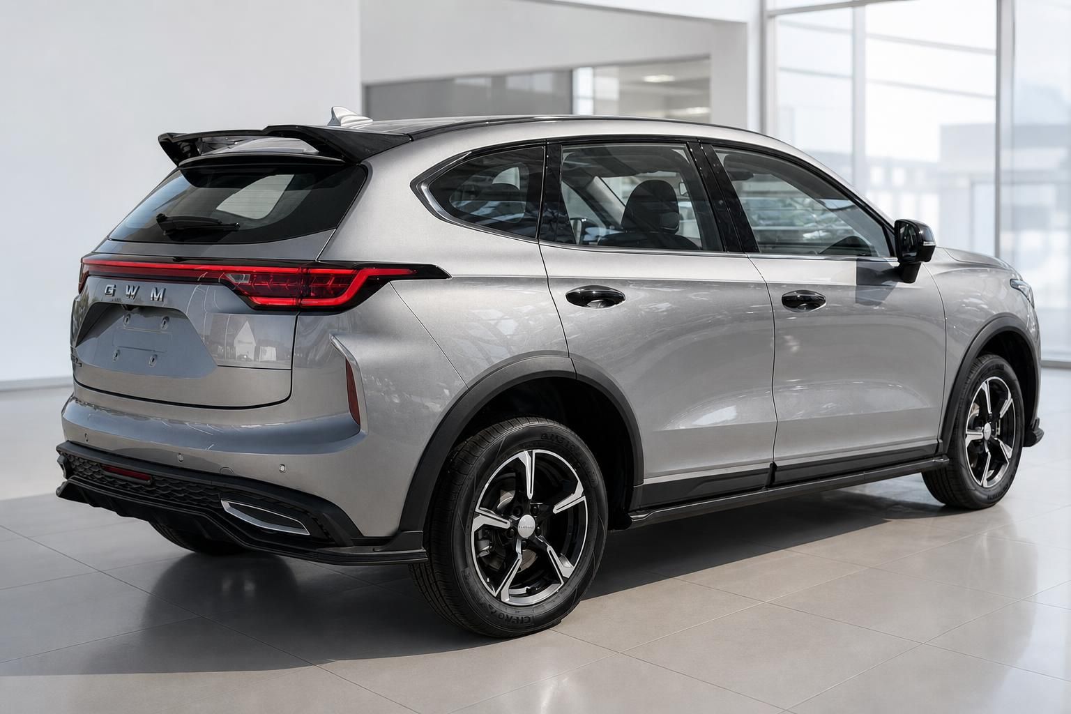 GWM Haval Jolion Pro SUV silber Heckansicht schräg im Autohaus