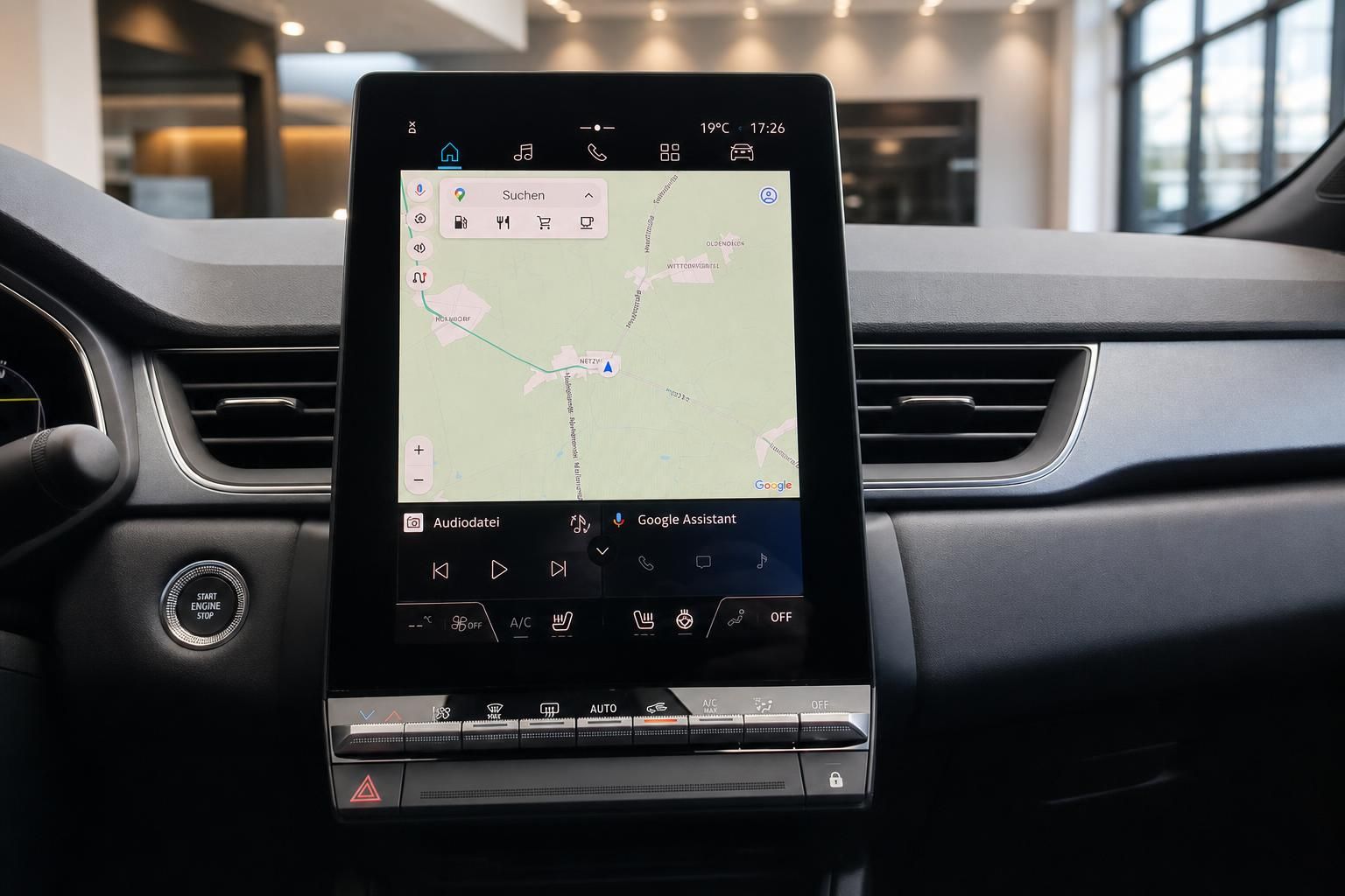 Fahrzeug Touchscreen Display mit Navigationssystem und Klimasteuerung im Cockpit