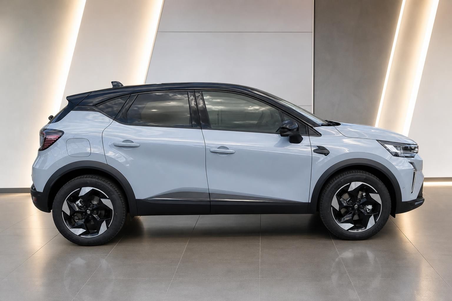 Renault SUV Seitenansicht in Silber mit schwarzem Dach und sportlichen Felgen