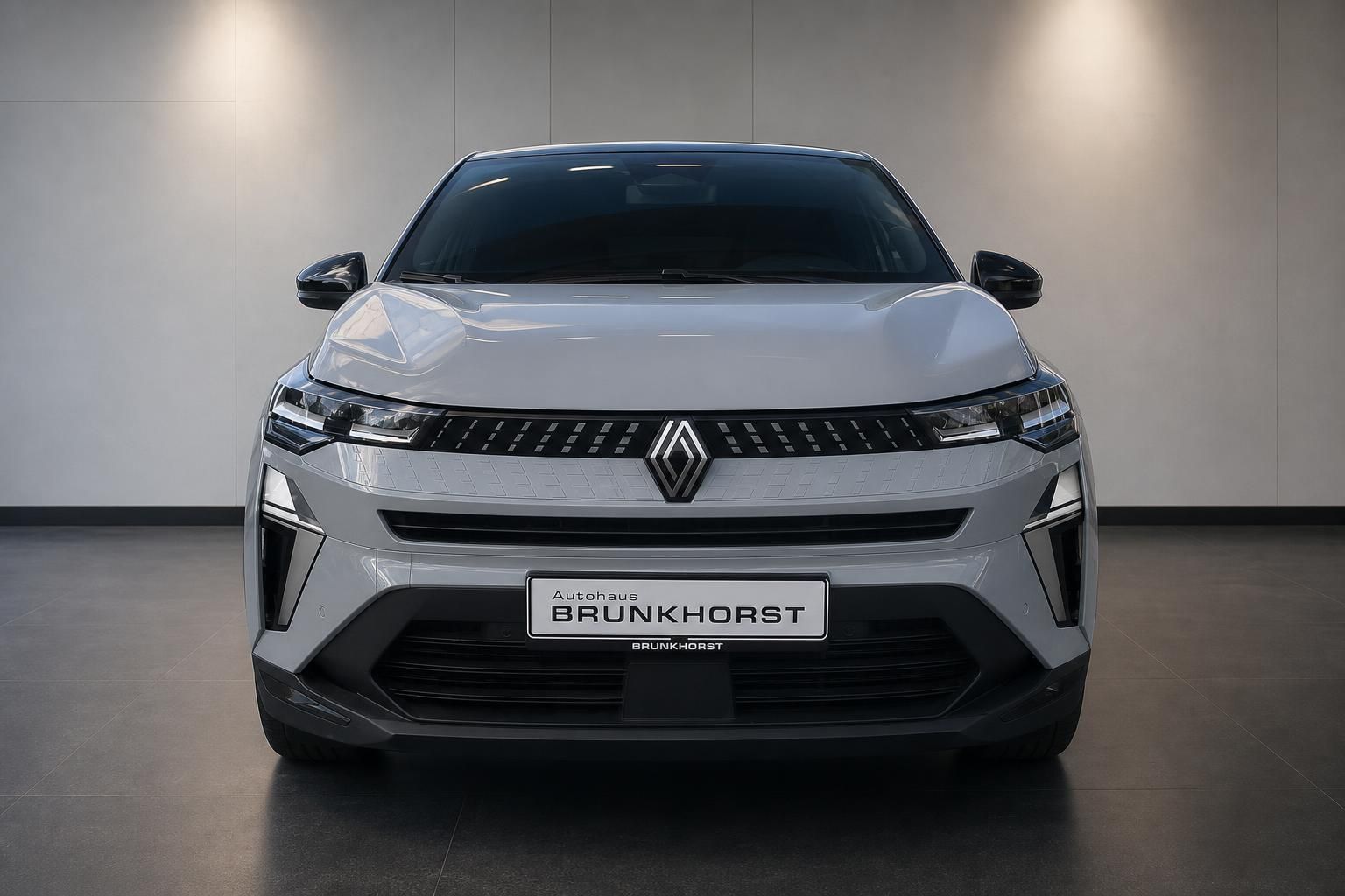 Renault SUV silber Frontansicht mit Renault-Logo im Autohaus-Showroom