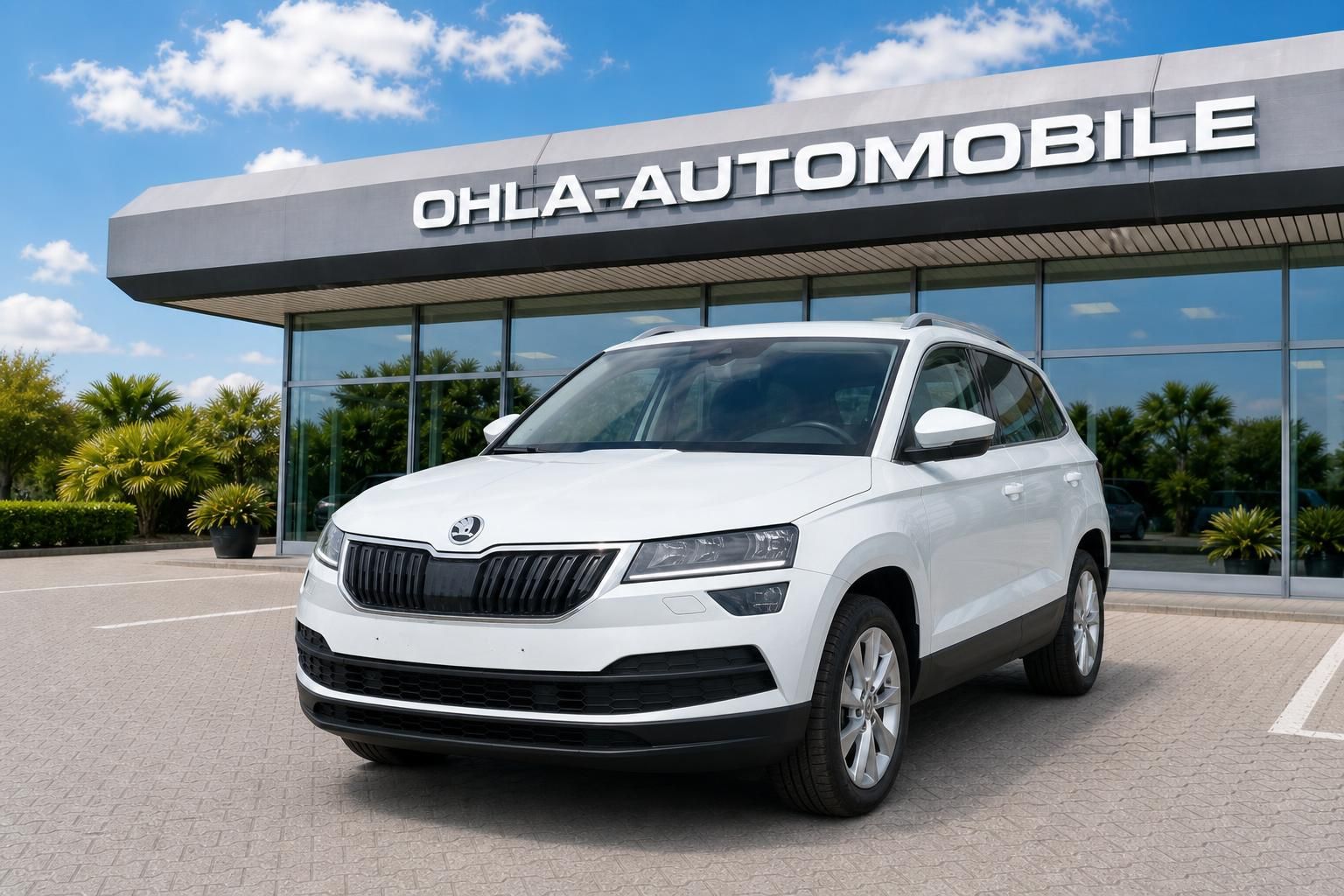 Weißer Skoda Karoq SUV vor Autohaus Ohla-Automobile