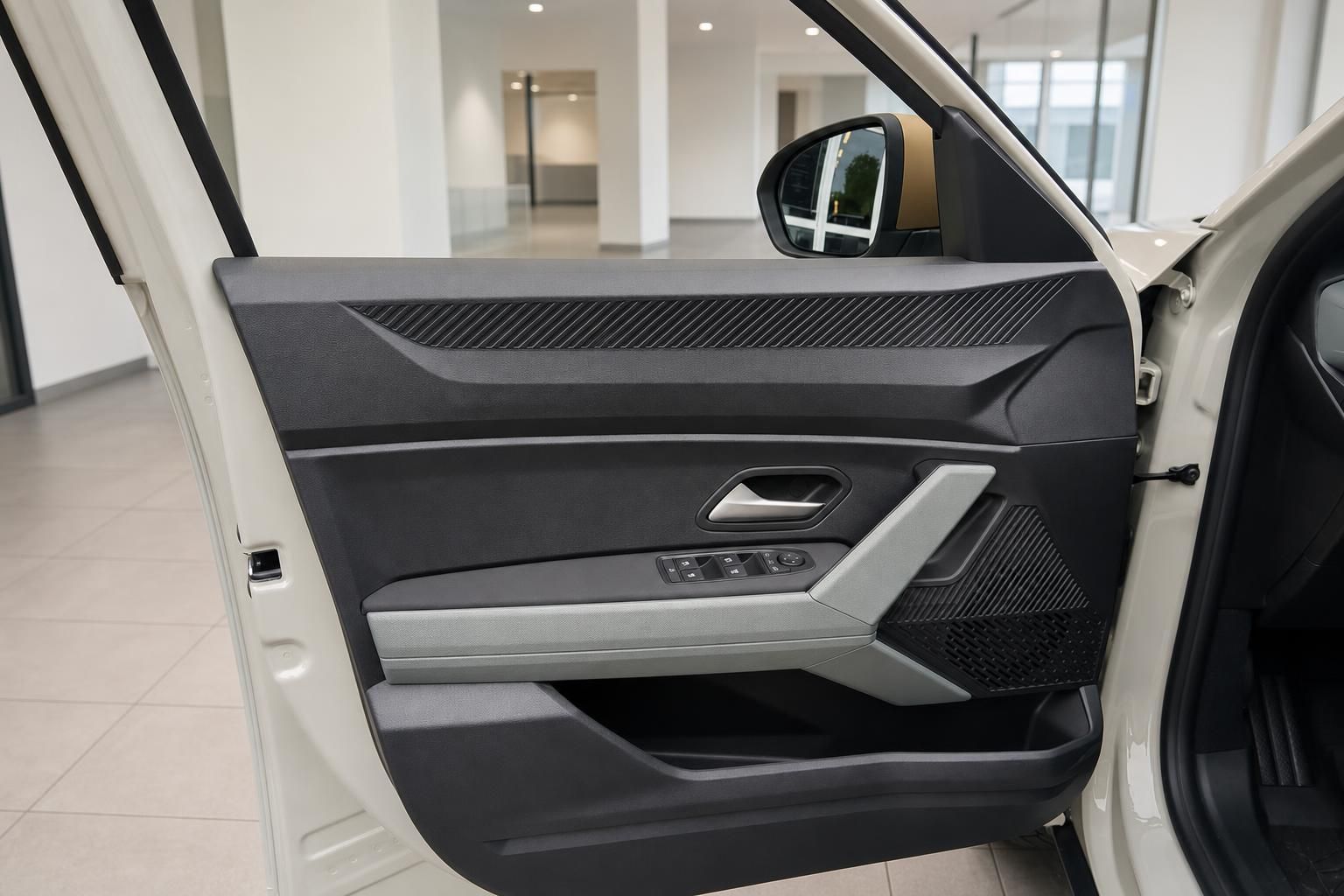 Türverkleidung mit Bedienelementen im Dacia Duster Innenraum