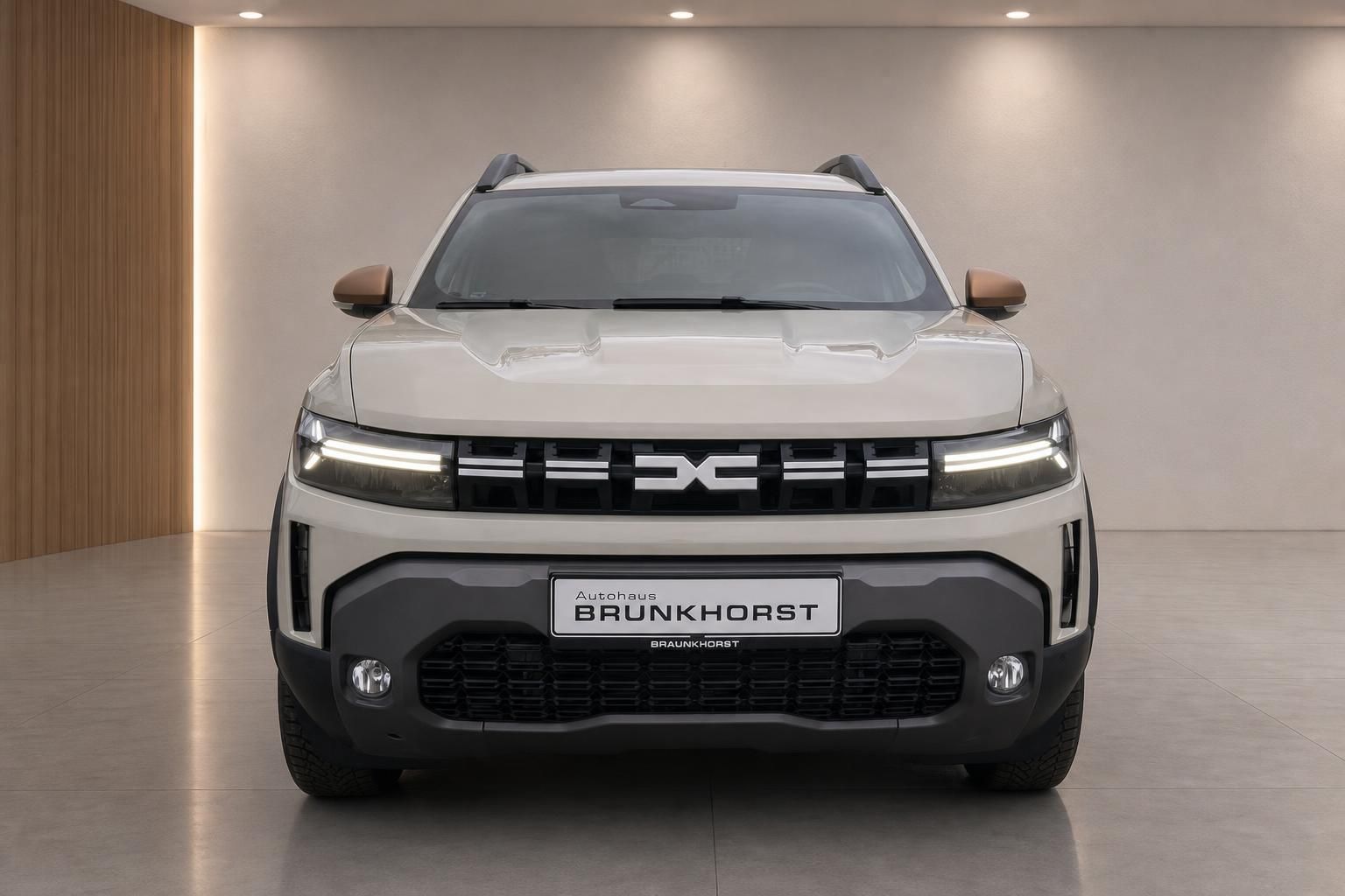 Dacia Duster Frontansicht in Beige mit LED-Scheinwerfern im Showroom