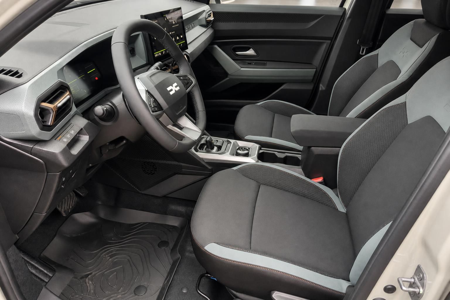 Dacia Duster Innenraum mit Cockpit, Lenkrad und Sitzen im Detail