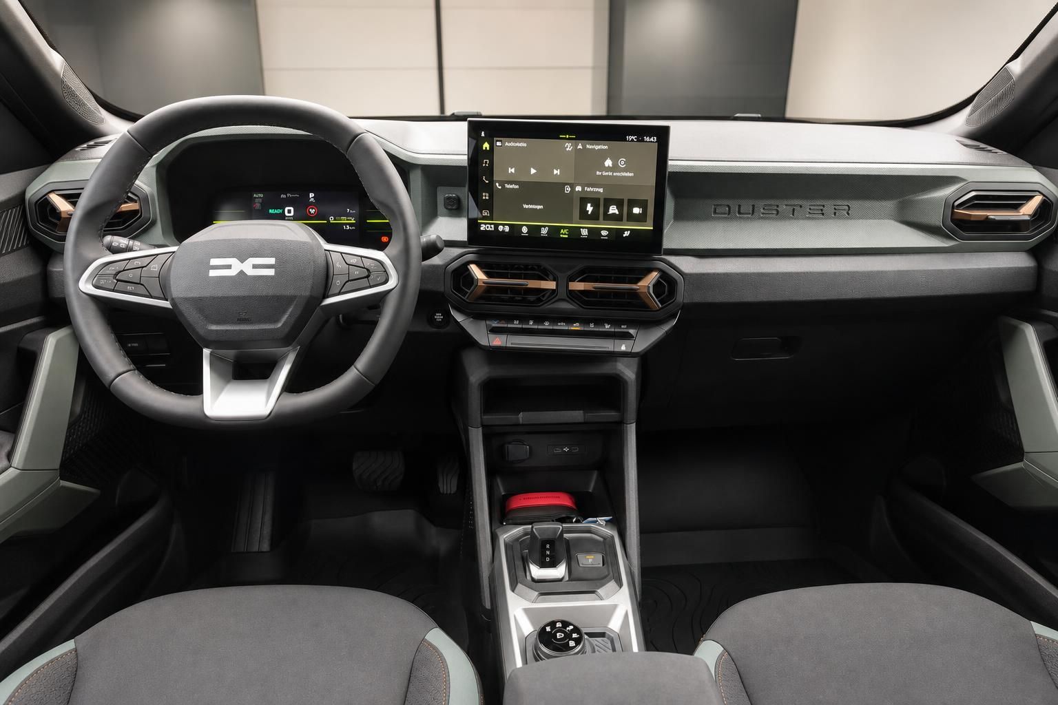 Dacia Duster Cockpit mit Touchscreen, Lenkrad und Mittelkonsole