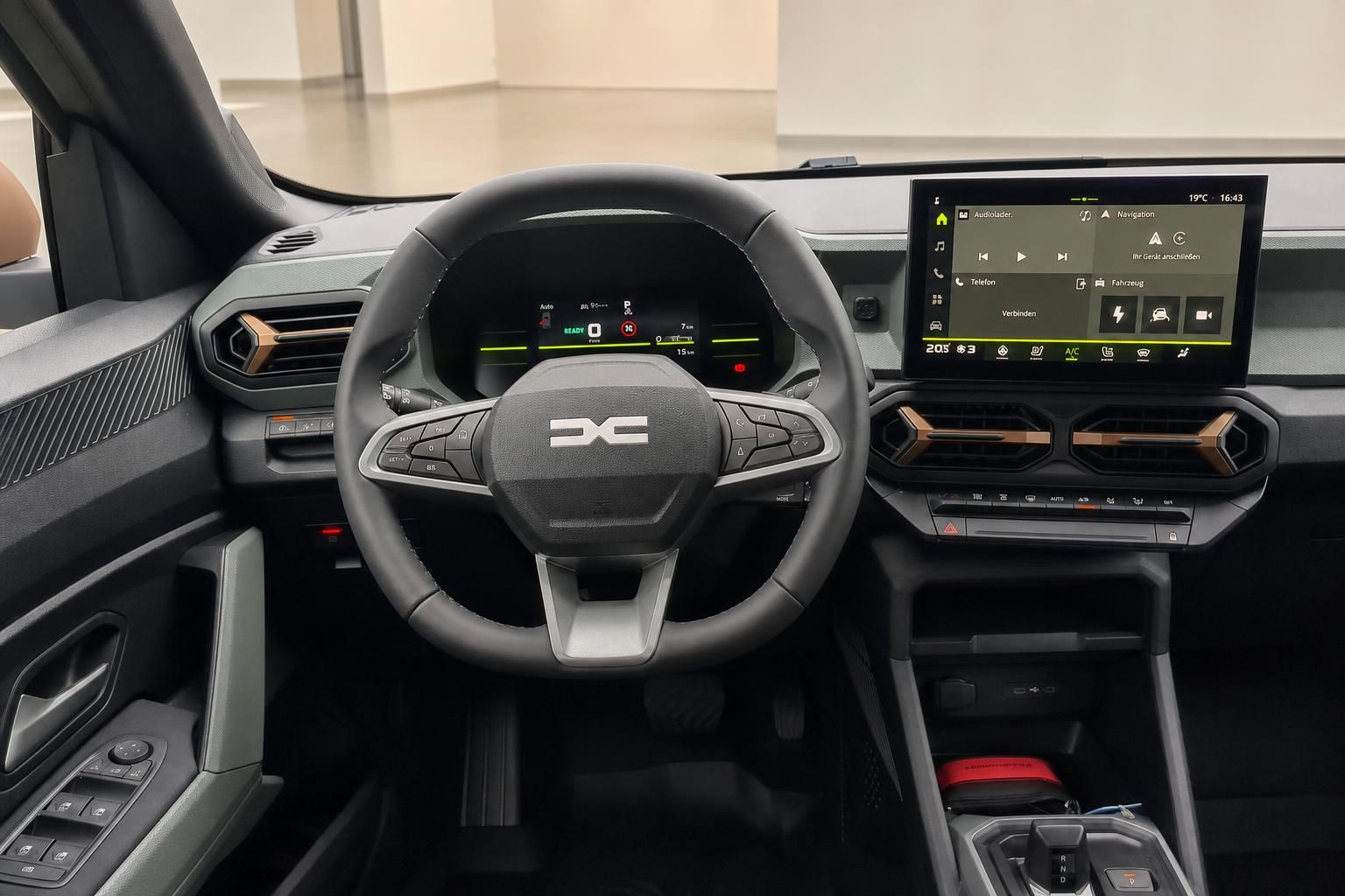 Dacia Duster Cockpit mit Lenkrad und digitalem Tacho im Detail