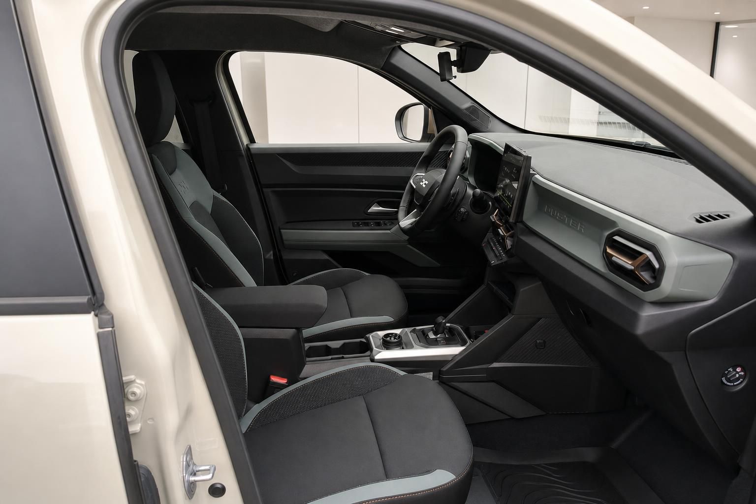 Dacia Duster Innenraum mit Vordersitzen und Armaturenbrett von innen