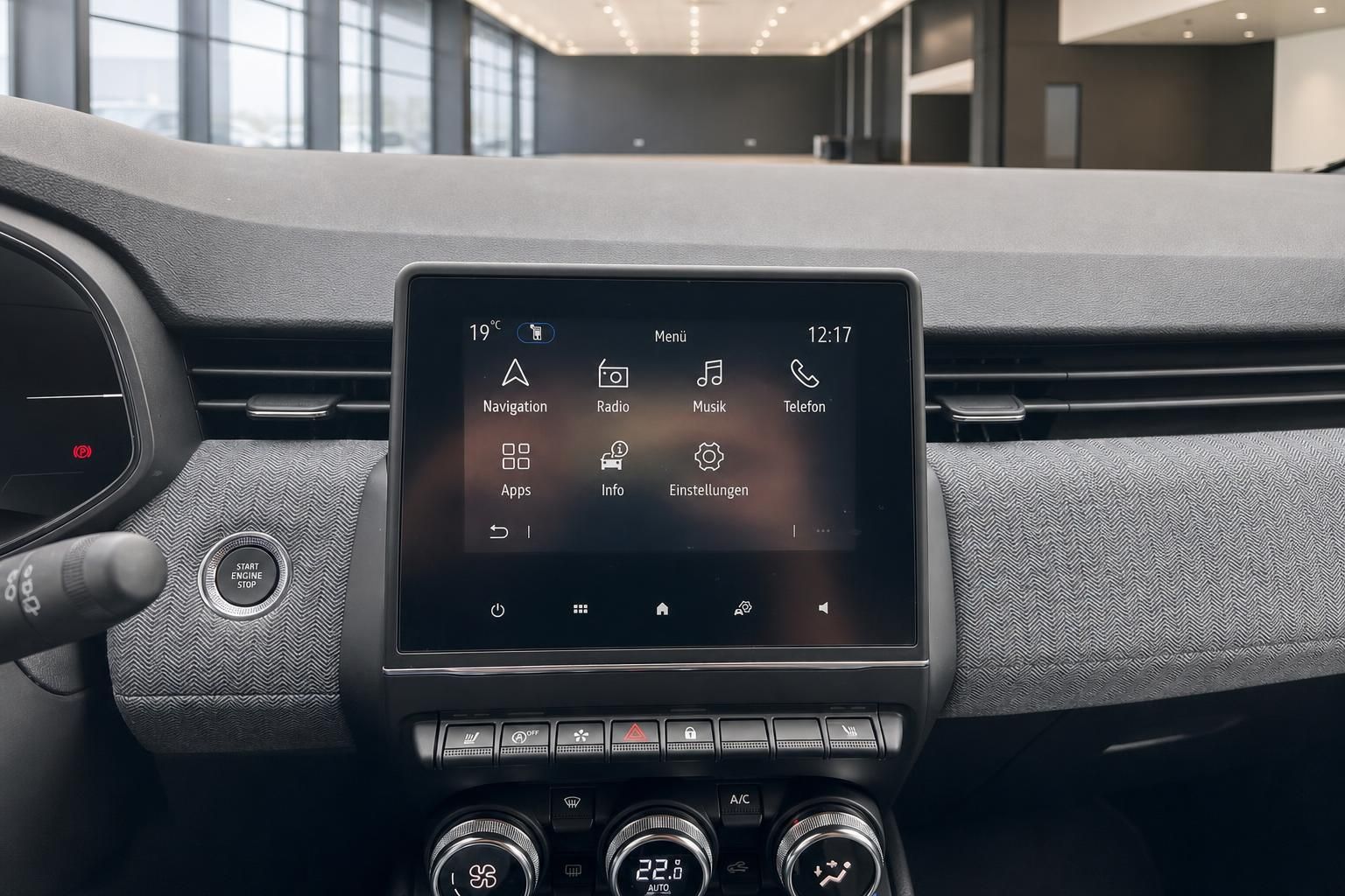 Renault Touchscreen Infotainmentsystem mit Menüansicht im Detail