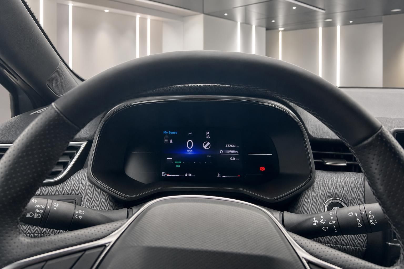 Digitales Kombiinstrument und Lenkrad im Fahrzeug-Cockpit