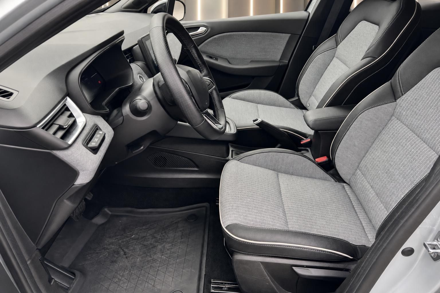 Renault Clio Innenraum mit Sitzen und Cockpit im Detail