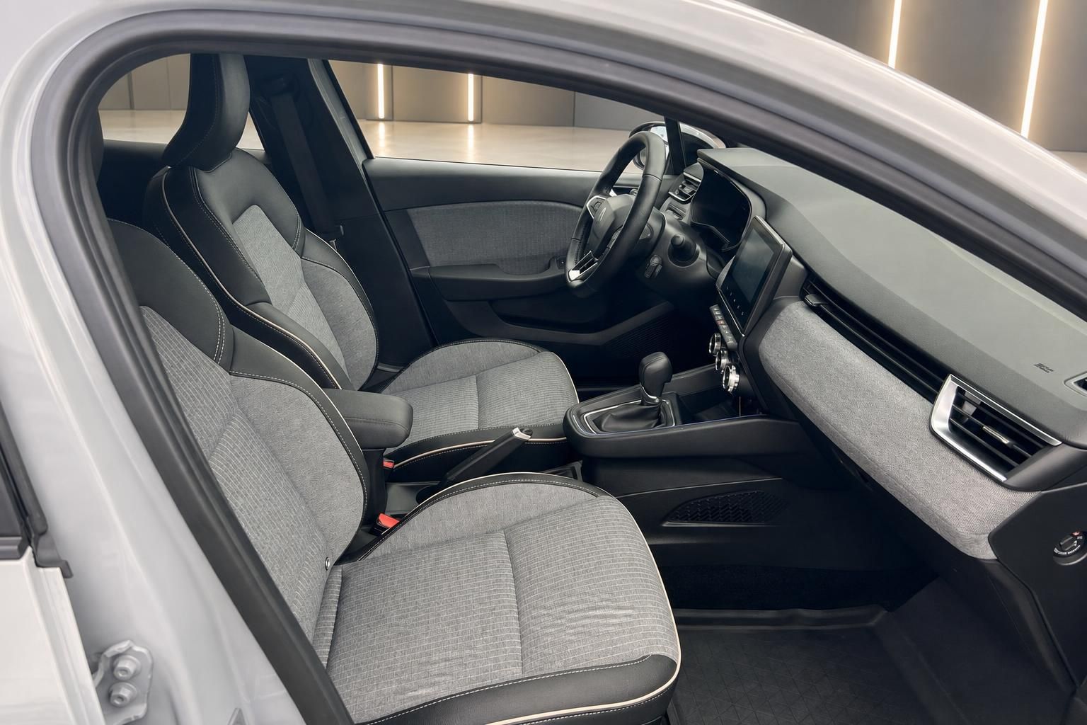 Renault Clio Interieur, Blick auf Sitze, Lenkrad und Armaturenbrett