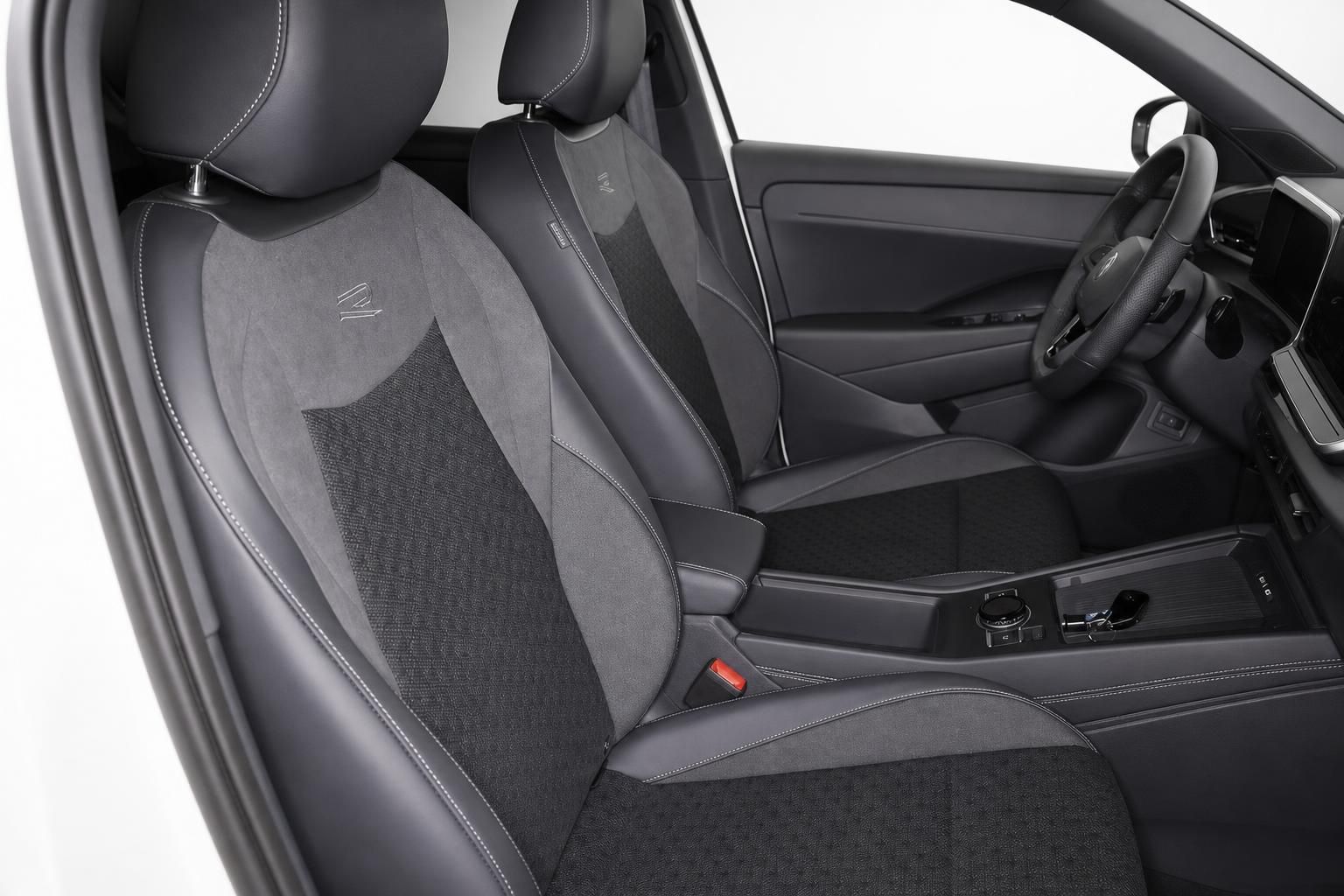 Vordersitze und Mittelkonsole im Fahrzeuginterieur mit Sportsitzen