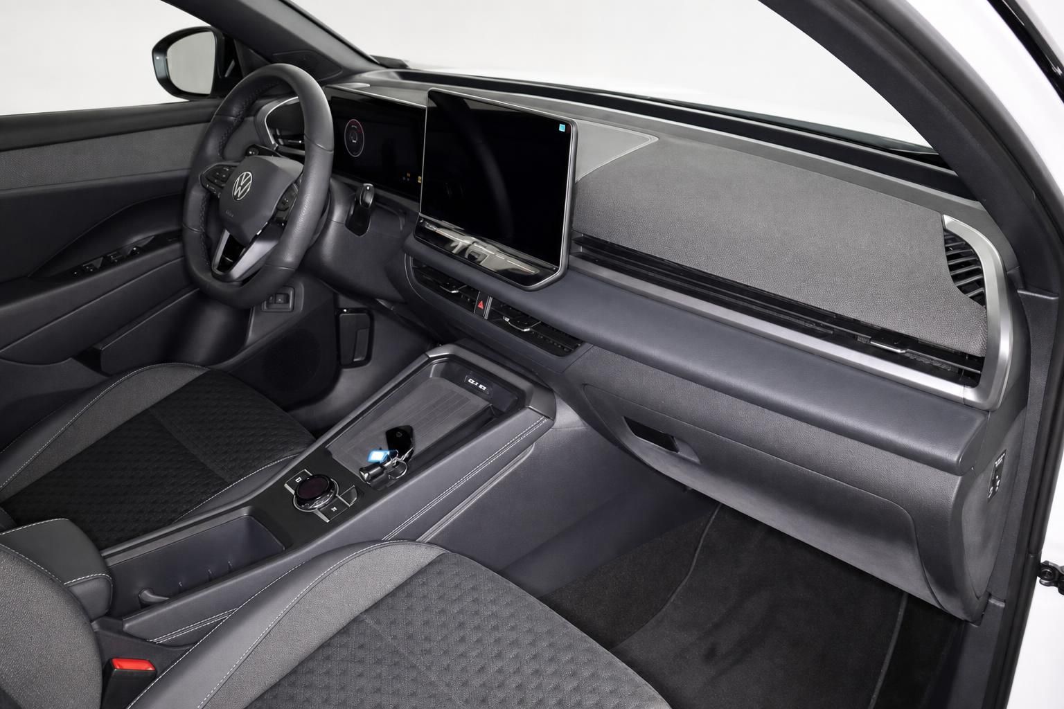 VW Cockpit mit digitalem Cockpit und Touchscreen im Innenraum