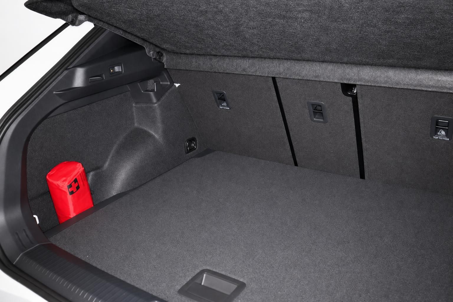 Kofferraum des Fahrzeugs mit Verbandskasten und viel Stauraum