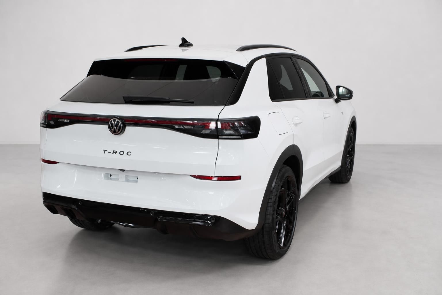 VW T-Roc weiß Heckansicht im Studio