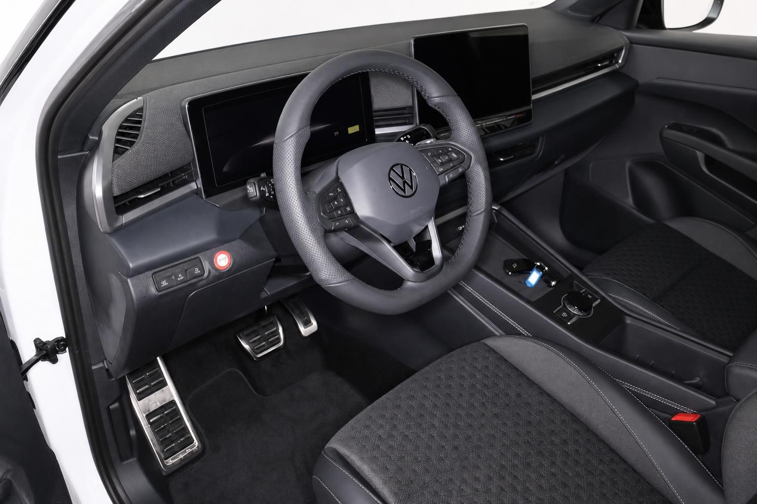 VW Cockpit mit Lenkrad und Digitaldisplay im Innenraum