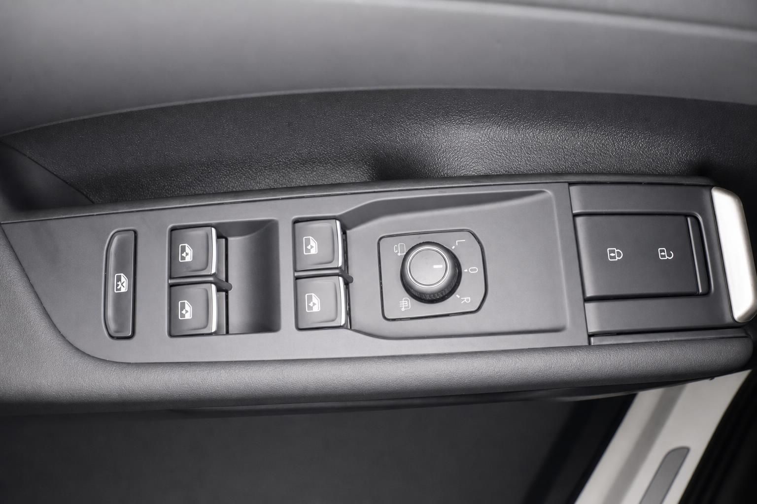 Fensterheber und Bedienelemente an der Fahrertür des Fahrzeugs