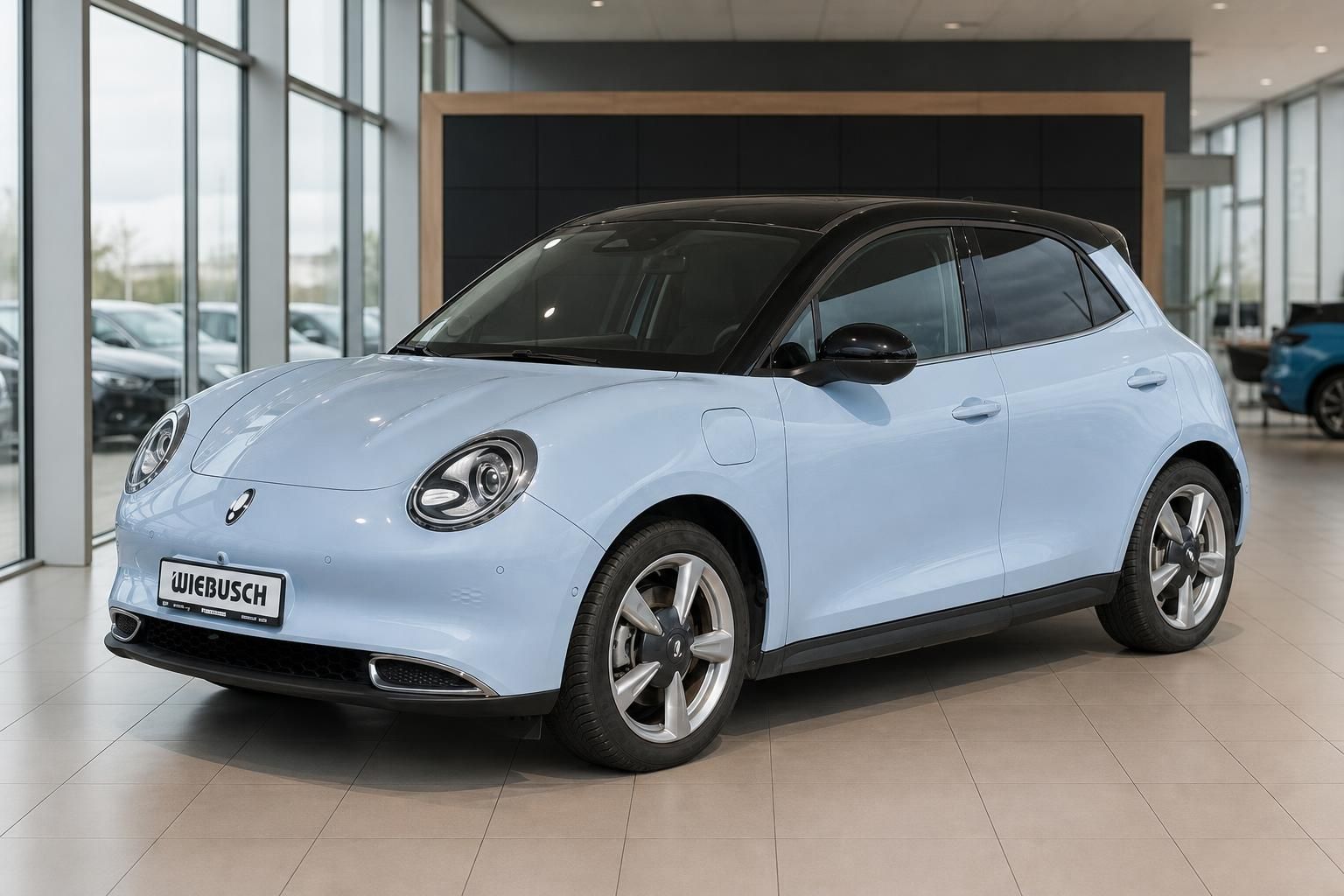 Ora Funky Cat Elektroauto in hellblau mit schwarzem Dach - Frontansicht im Autohaus