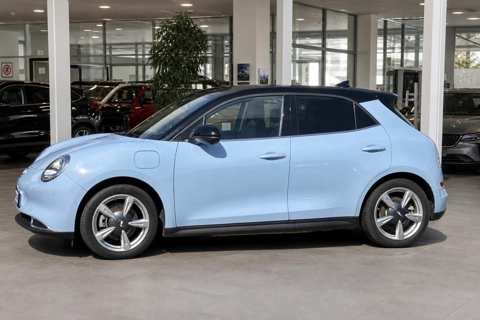 Ora Funky Cat Elektroauto in hellblau - Seitenansicht links zeigt moderne Linienführung
