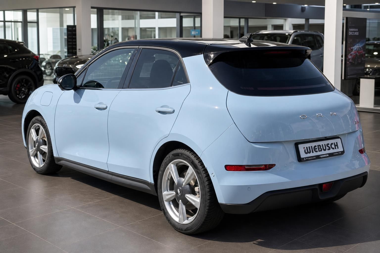 Ora Funky Cat Elektroauto hellblau - Heckansicht mit LED-Rückleuchten und Spoiler