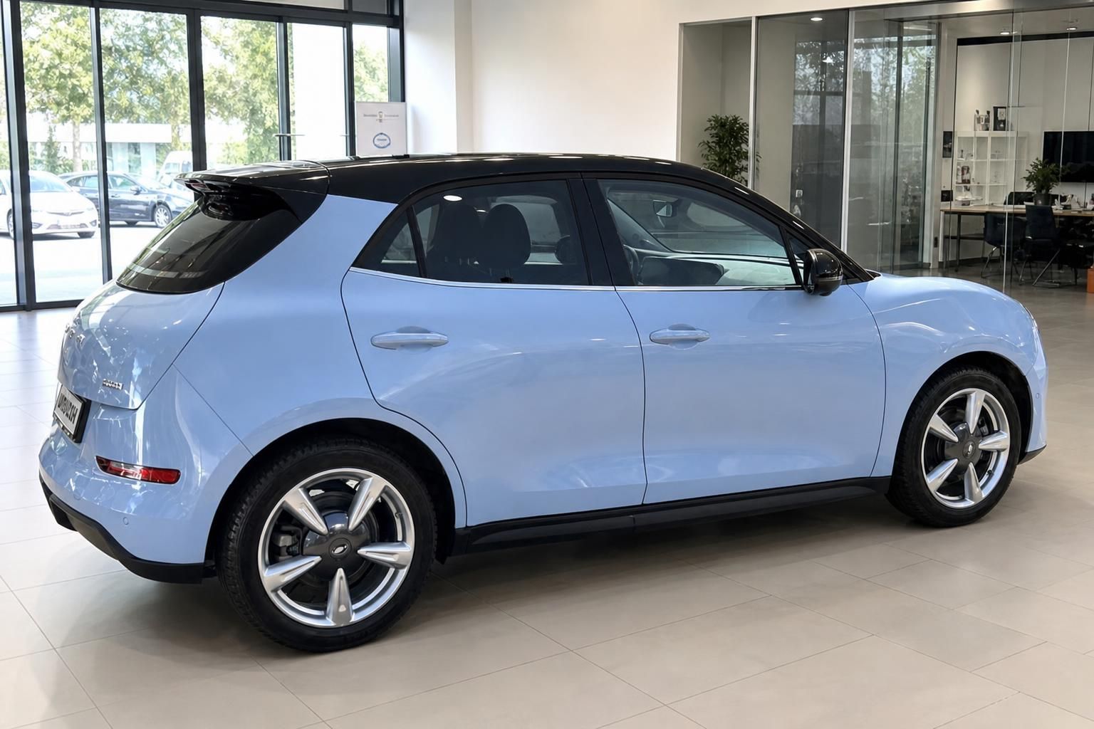 Ora Funky Cat Elektroauto hellblau - schräge Heckansicht mit schwarzem Glasdach