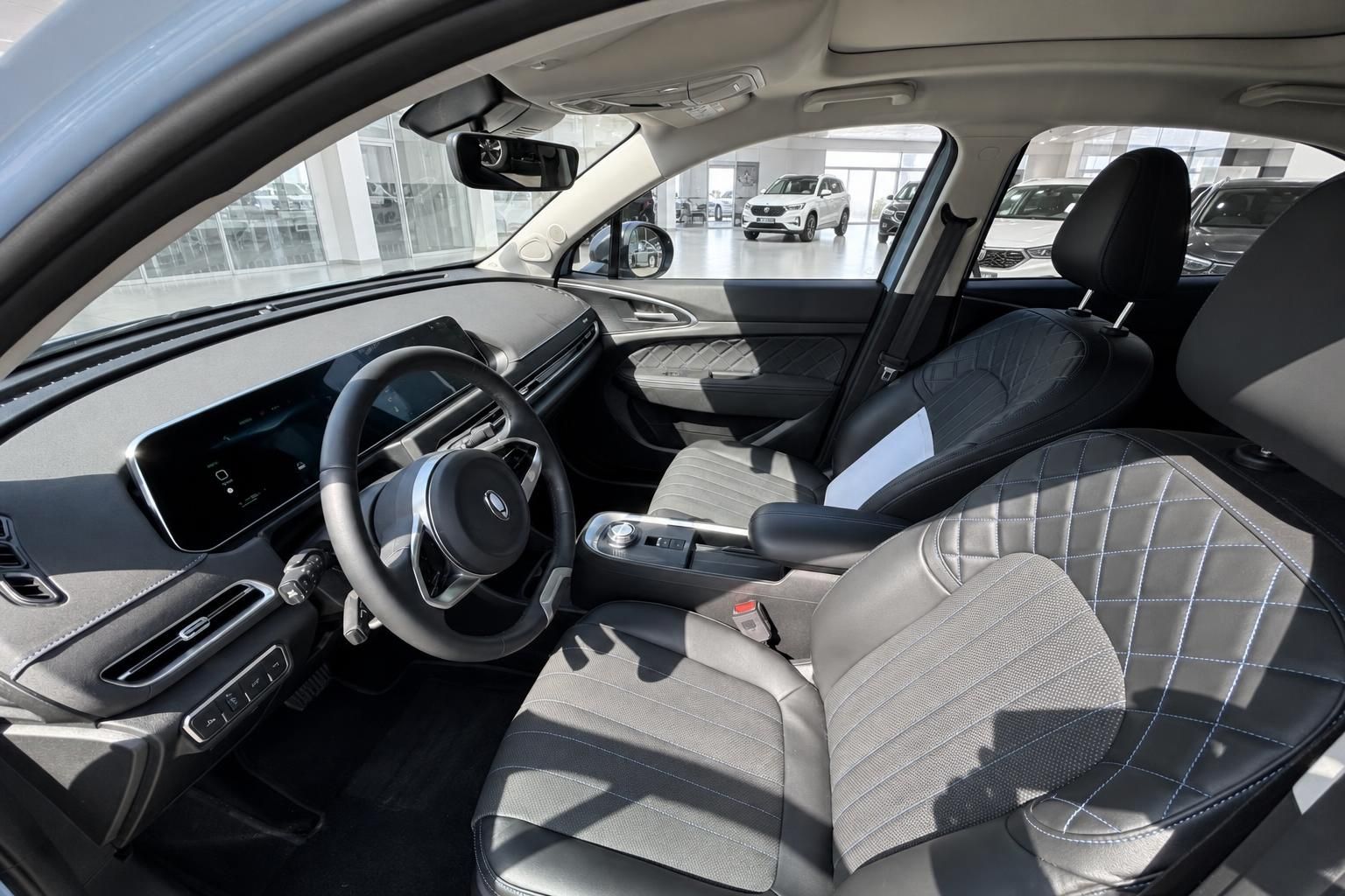 Ora Funky Cat Innenraum - Cockpit mit Lenkrad, Display und zweifarbiger Polsterung