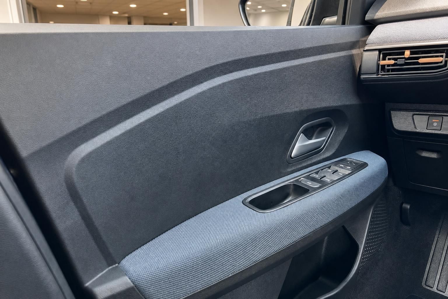 Türverkleidung Dacia mit Fensterheber-Bedienelementen im Detail