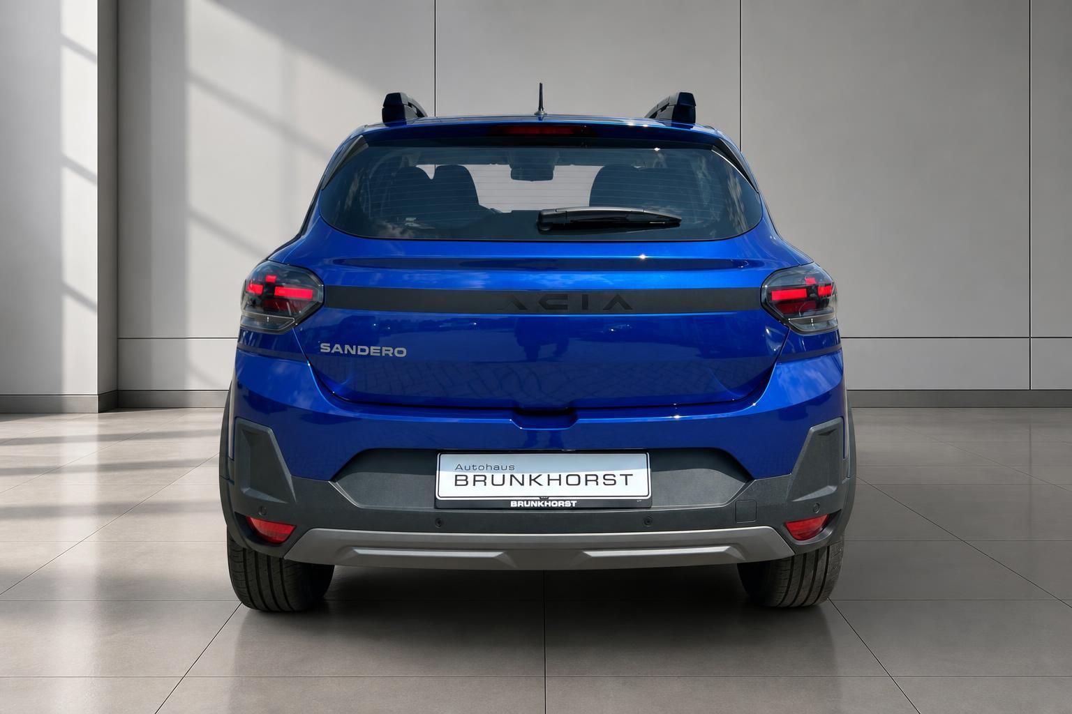 Dacia Sandero blau Heckansicht mit Rückleuchten im Showroom