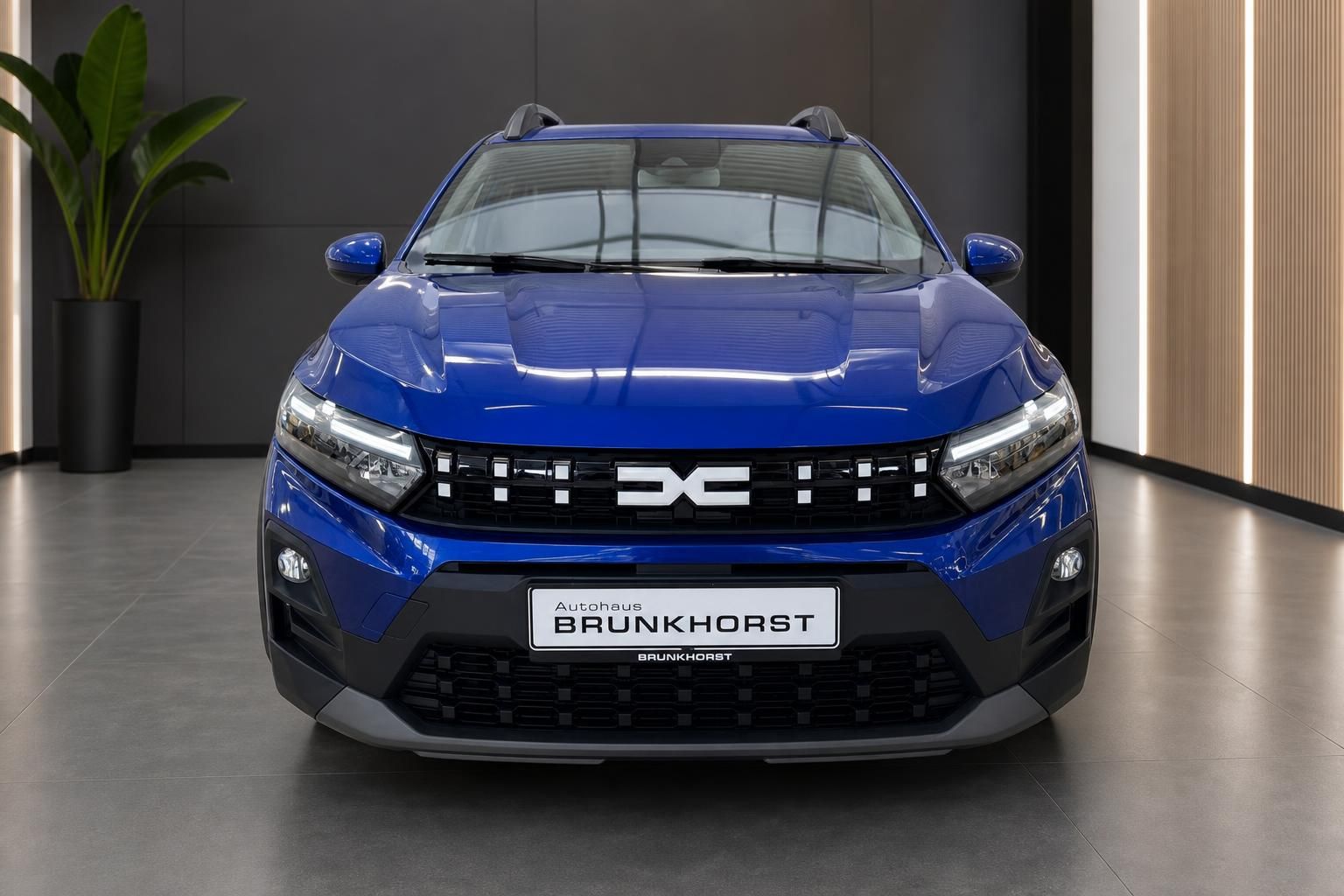 Dacia Sandero blau Frontansicht im Autohaus Brunkhorst Showroom