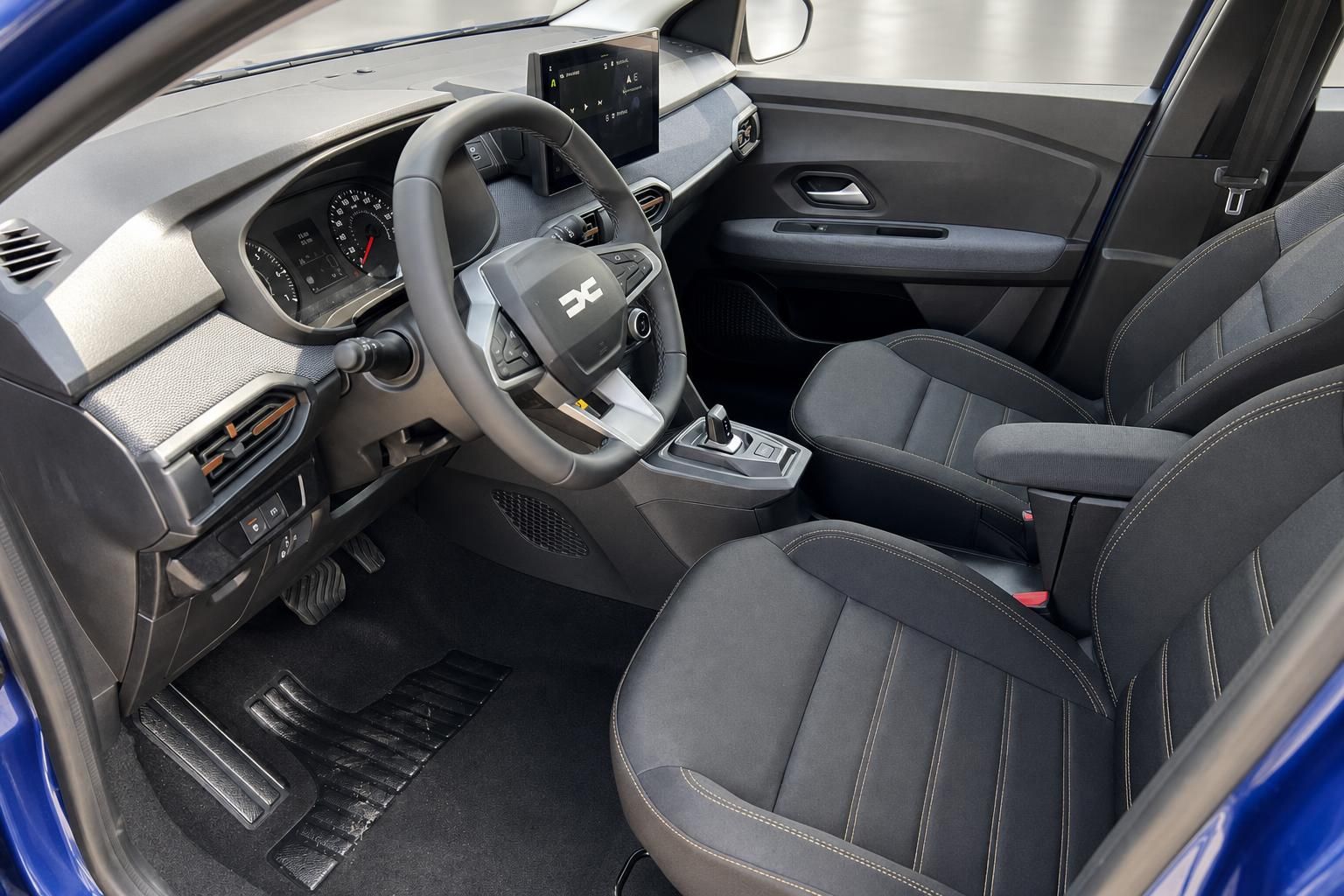 Dacia Sandero Innenraum Vordersitze und Cockpit Detailansicht