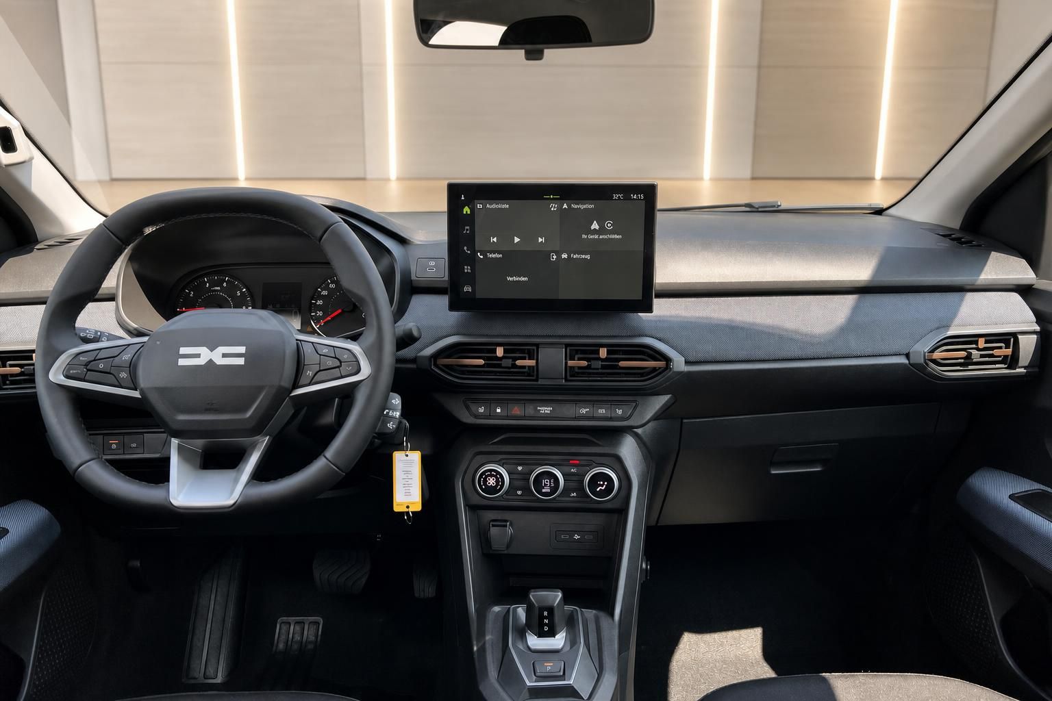Dacia Sandero Cockpit mit Lenkrad und Infotainment-Display Innenraum