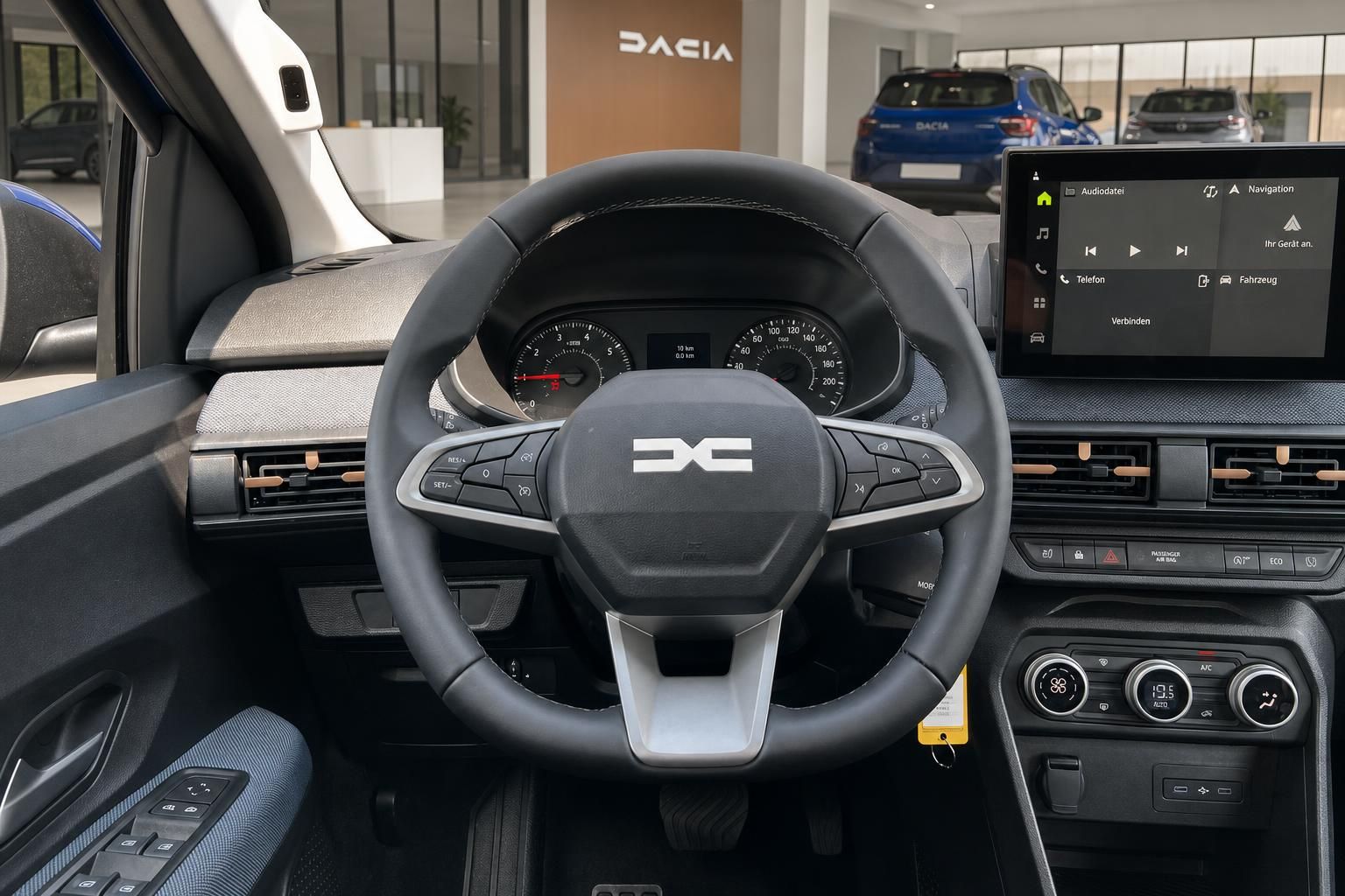 Dacia Cockpit mit Lenkrad und Multimedia-Display im Autohaus