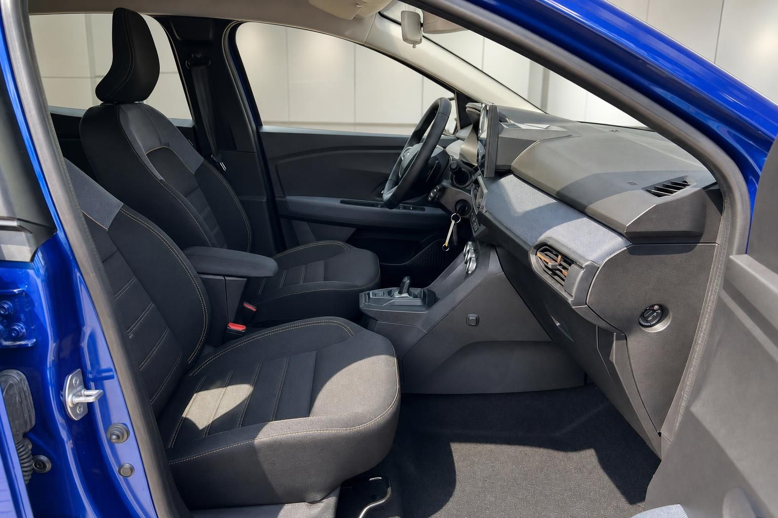 Dacia Innenraum blau mit Vordersitzen und Armaturenbrett
