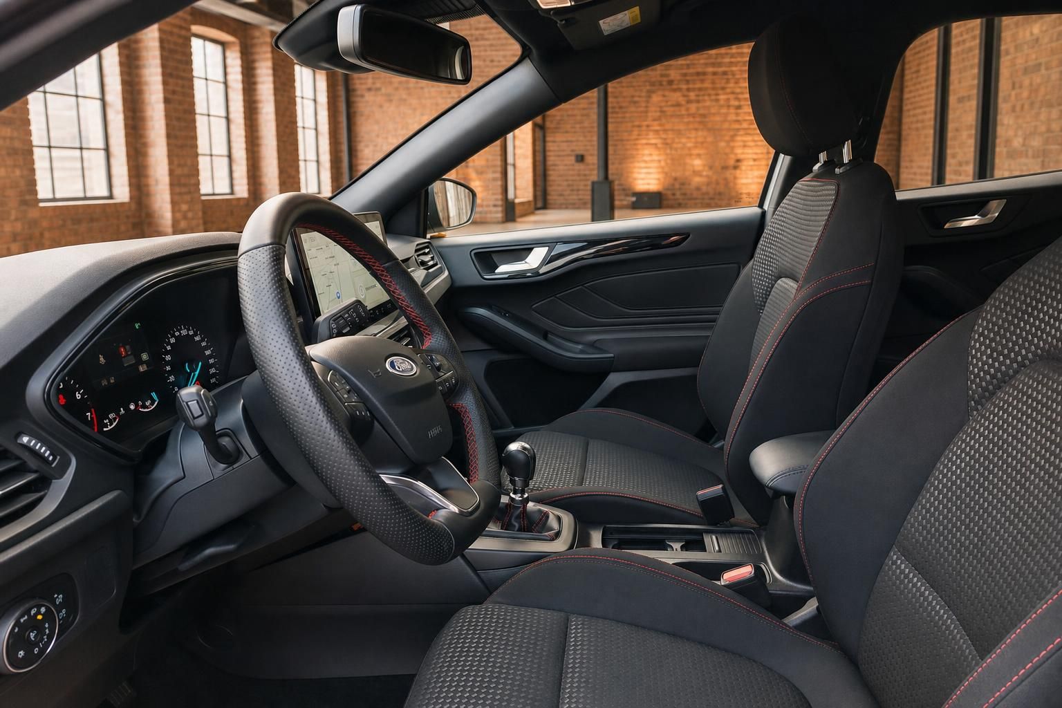 Ford Focus Innenraum Fahrersitz – Lenkrad, Cockpit und Sportsitze mit roter Naht